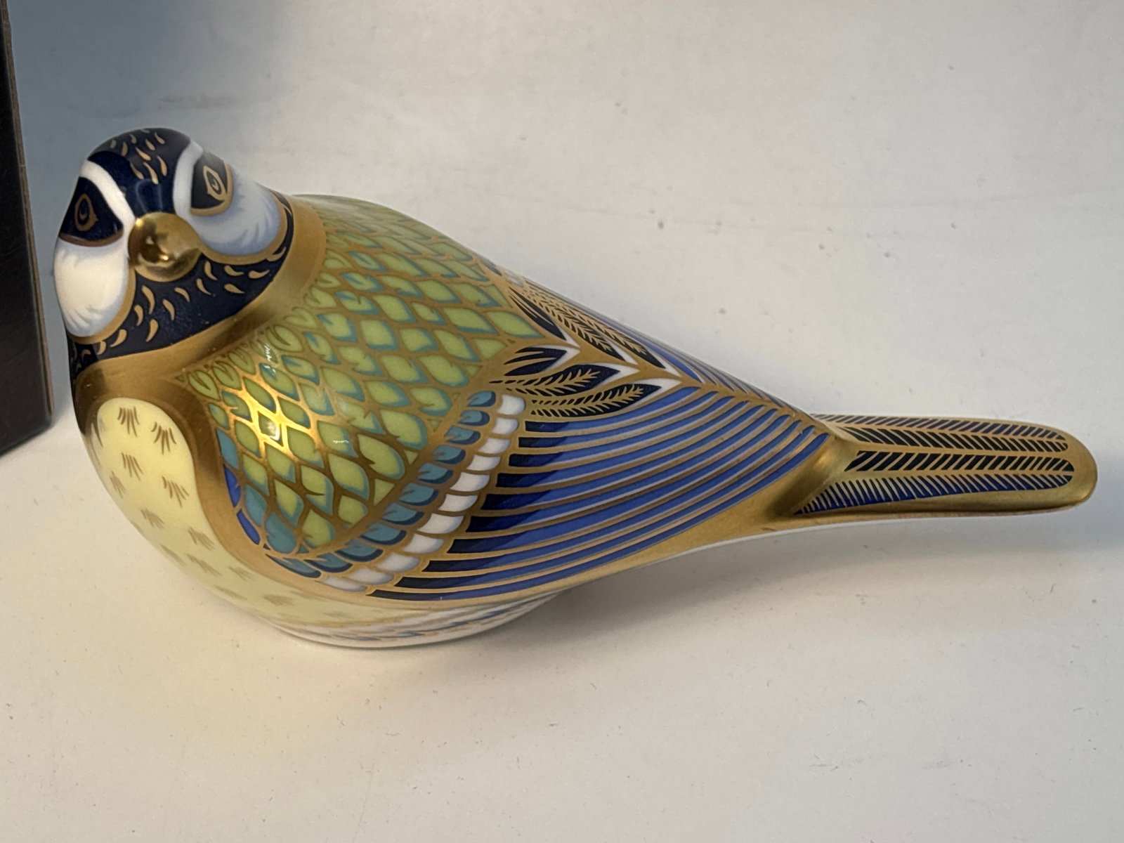 2004 Great ‘Tit’ birdRoyal Crown Derby fine china 4&1/2inch paperweight: Great Tit Royal Crown Derby fine china 4&1/2inch paperweight. With box. Gold stoppers.Very good condition with no chips, cracks, lines,etc