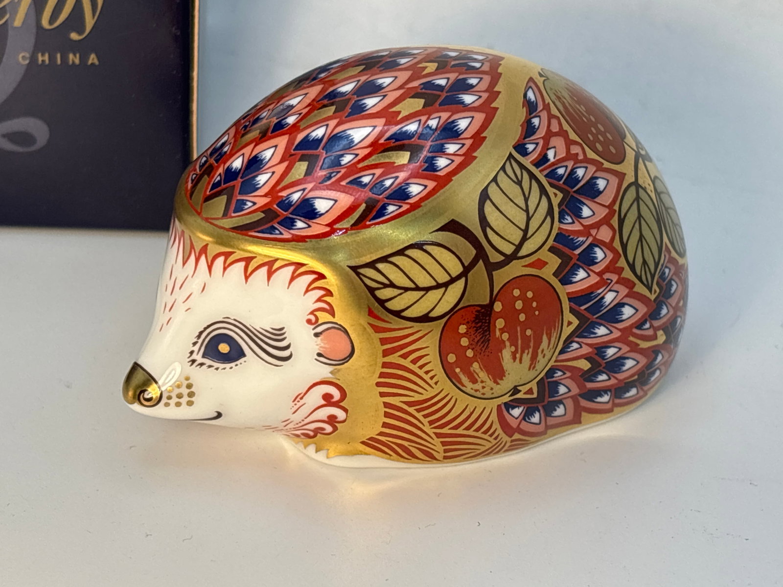 1999 Collectors Guild ‘Or hard Hedgehog’ Royal Crown Derby 3&1/2 inch paperweight: 1999 Collectors Guild ‘Or hard Hedgehog’ Royal Crown Derby 3&1/2 inch paperweight.Gold stopper. With box.Very good condition; no chips, cracks, etc