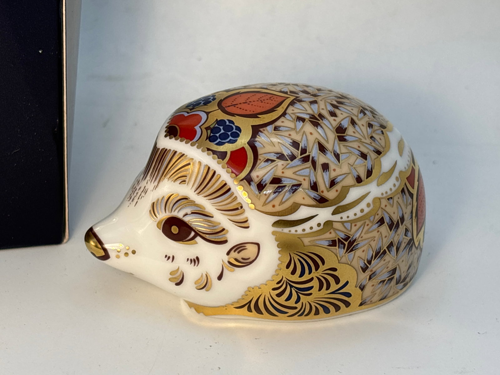 2004 ‘Bramble’ Hedgehog Royal Crown Derby 3 inch paperweight: 2004 small”Bramble Hedgehog’ Royal Crown Derby 3inch paperweight.Gold stopper. With box.Very good condition; no chips, cracks, etc