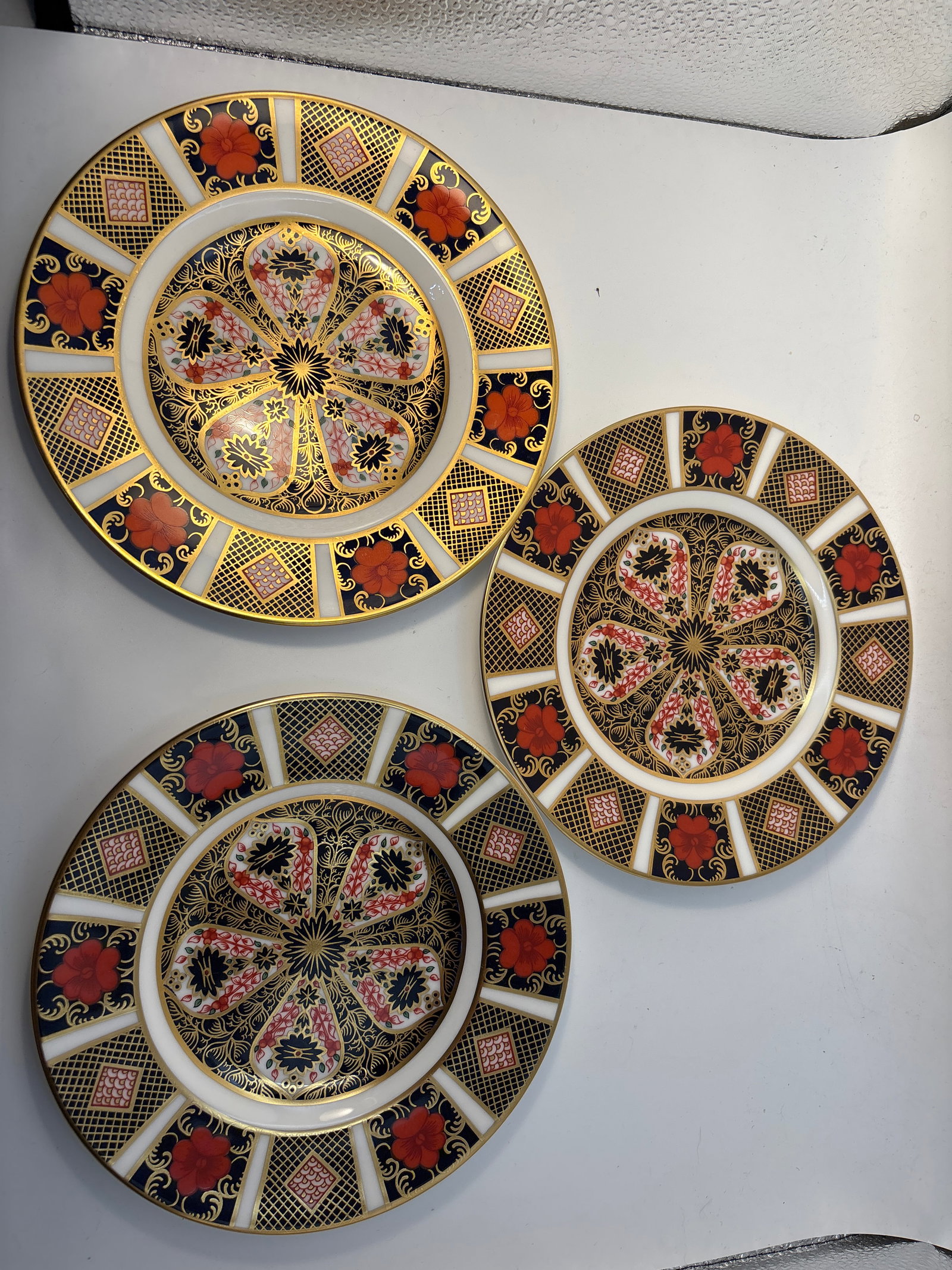 Three Imari #1128 pattern Royal Crown Derby 6&1/4 plates: Three Imari #1128 pattern Royal Crown Derby 6&1/4 inch plates. Very clean with no chips, cracks, etc.