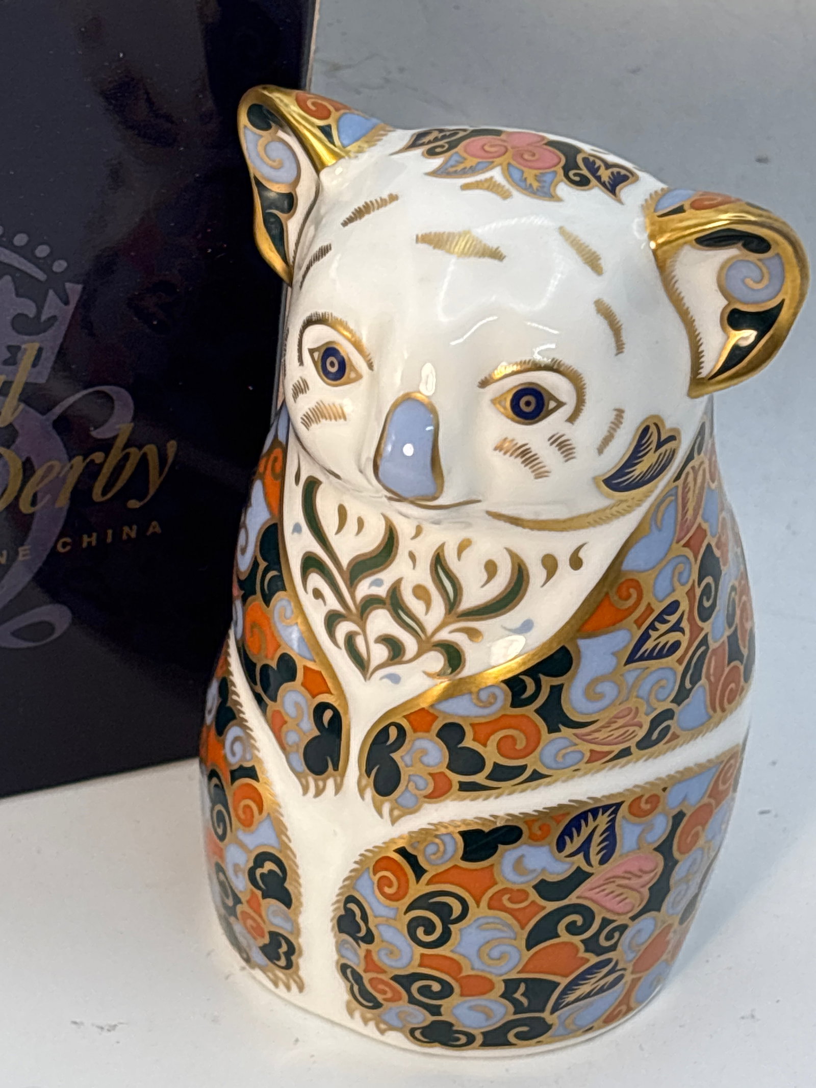 2001 Sinclairs Endangered Species’Queensland Koala’ Royal Crown Derby 4&1/2 inch paperweight: 2001 Sinclairs Endangered Species’Queensland Koala’ Royal Crown Derby 4&1/2 inch paperweight .Gold stopper. With box.Very clean with no chips, cracks, etc.