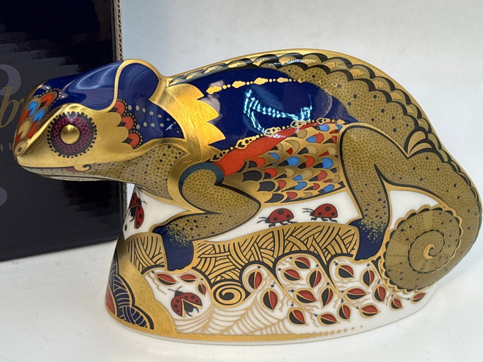 Unusual 2003 Chameleon Royal Crown Derby 4x5 inch paperweight: Unusual 2003 Chameleon Royal Crown Derby 4x5 inch paperweight .Gold stopper. With box. Very clean with no chips, cracks, etc.