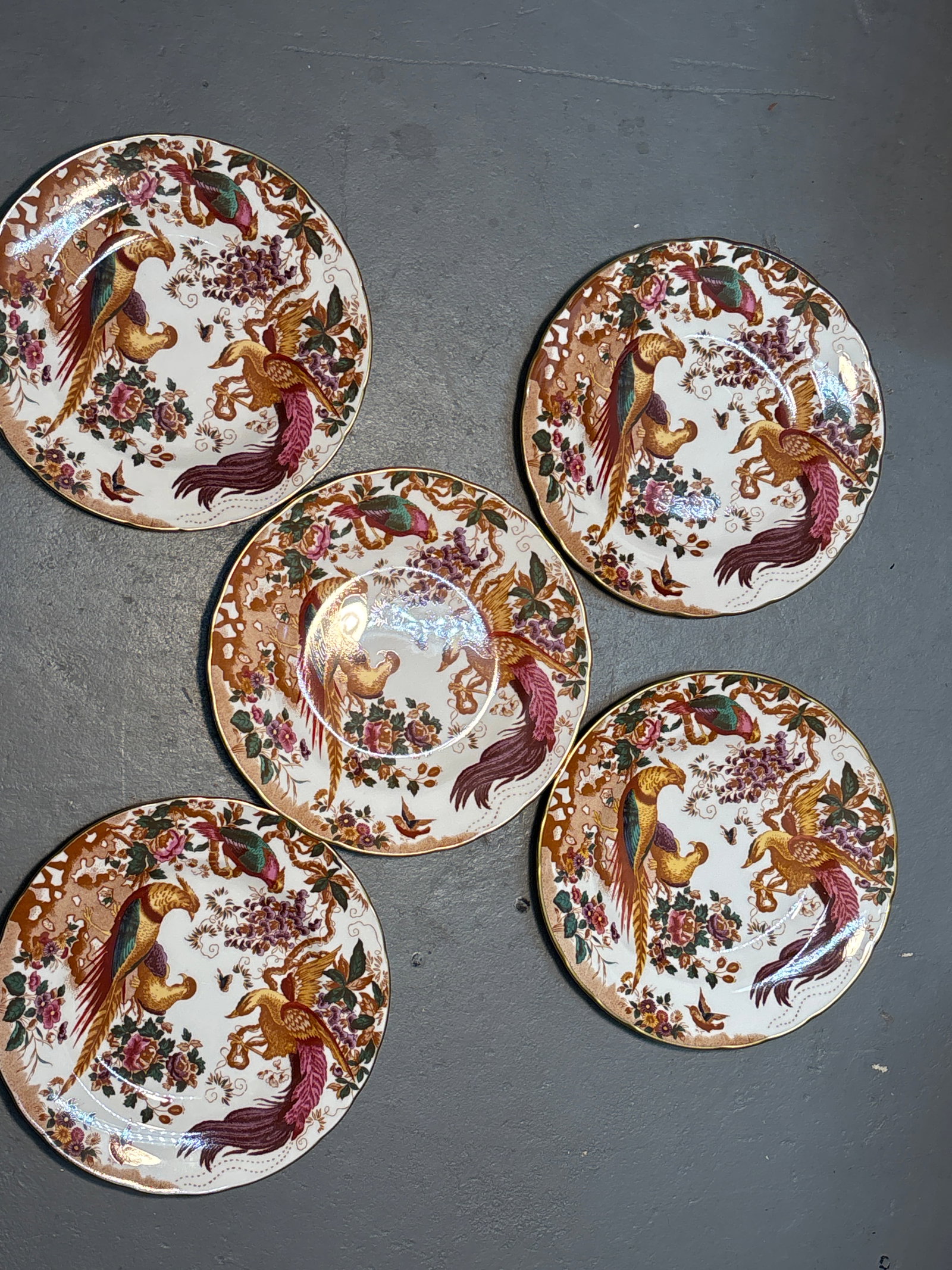 Five A73 pattern ‘Olde Avesbury’ Royal Crown Derby fine china 8&1/2in plates;1st quality: Set of five matching A73 pattern ‘Olde Avesbury’ Royal Crown Derby fine china 8&1/2 inch plates; 1st quality . No one marks, etc.Very Good condition.Very clean with no chips, cracks, etc.