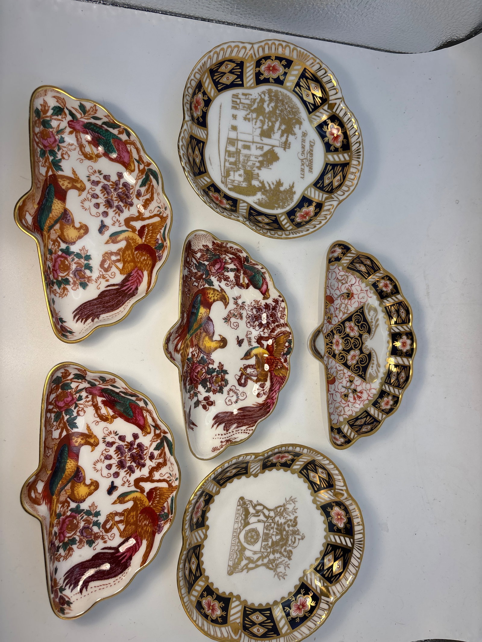 6 piece group Olde Avesbury & Imari small dishes Royal Crown Derby fine: Royal Crown Derby fine china 6 piece group Olde Avesbury & Imari small dishes. Three Olde avesbury 5 inch fan shape, one Imari fan shape & 2 clover shape Commemorative 4&1/2” dishes.beautiful co