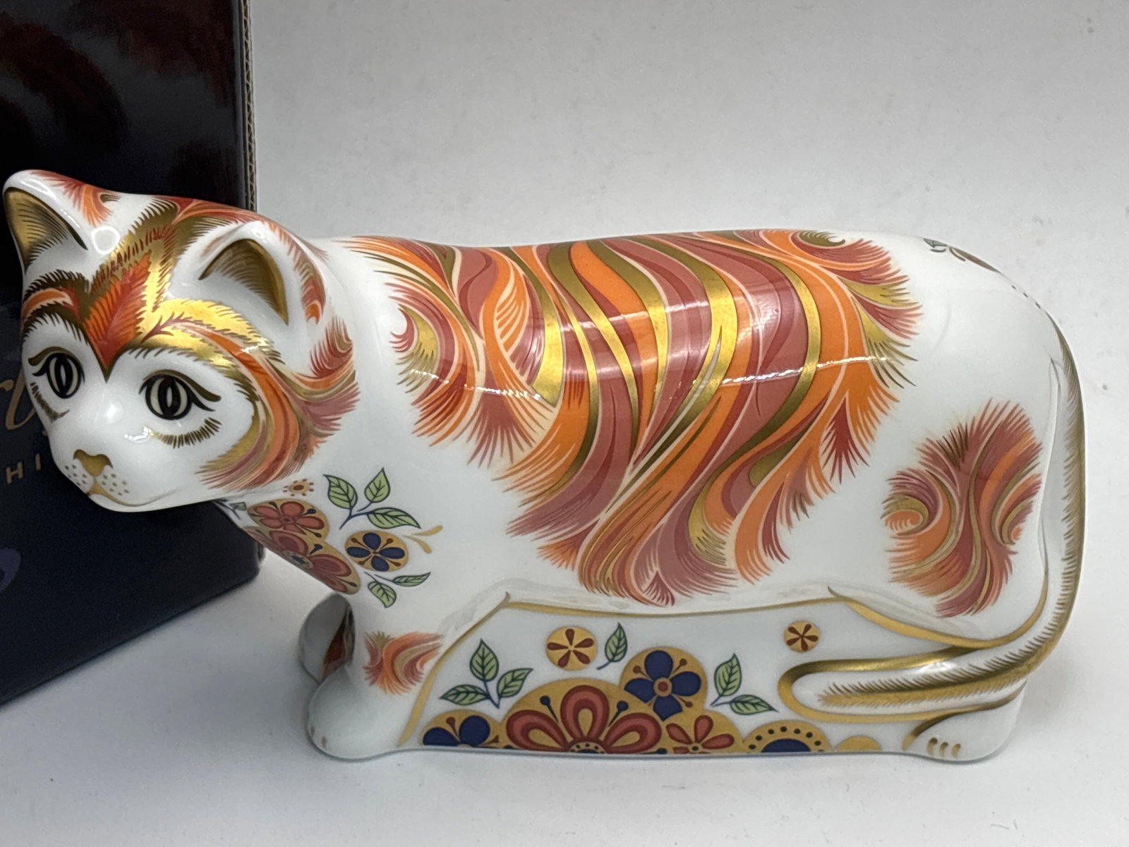 Wonderful 6 inch 2010 Collectors Guild Royal Crown Derby fine china paperweight: Wonderful 6 inch 2010 Collectors Guild Royal Crown Derby fine china paperweight . Gold stopper. With box, beautiful condition. No chips, cracks, etc.