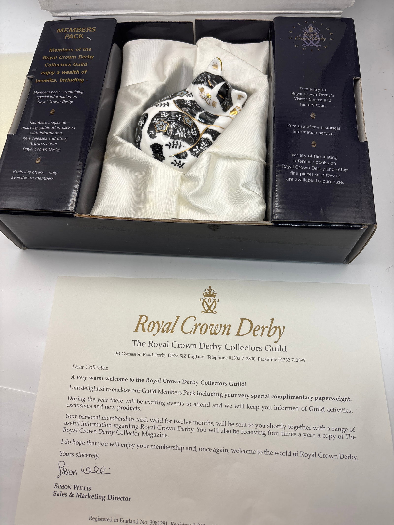 Members Pack 2002 Collectors Guild 3&1/2 inch paperweight ‘Misty’ cat Royal Crown Derby: Members Pack 2002 Collectors Guild 3&1/2 inch paperweight ‘Misty’ cat Royal Crown Derby . Gold stopper. With box and COA. beautiful condition. No chips, cracks, etc.