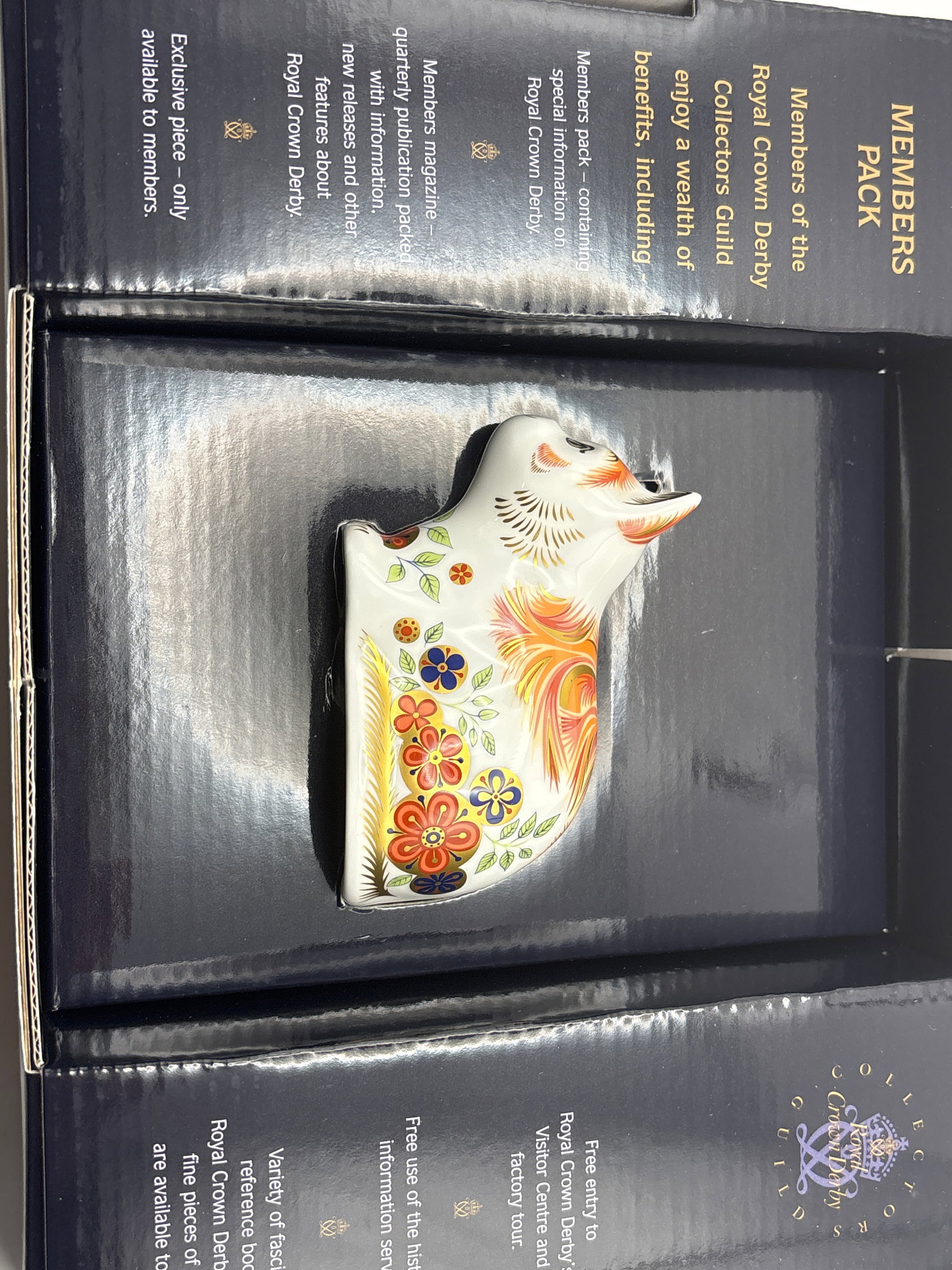 Members Pack 2010 Collectors Guild 3&1/2 inch paperweight ‘Spice’ kitten Royal Crown Derby: Members Pack 2010 Collectors Guild 3&1/2 inch paperweight “Spice” kitten Royal Crown Derby . Gold stopper. With box, beautiful condition. No chips, cracks, etc.