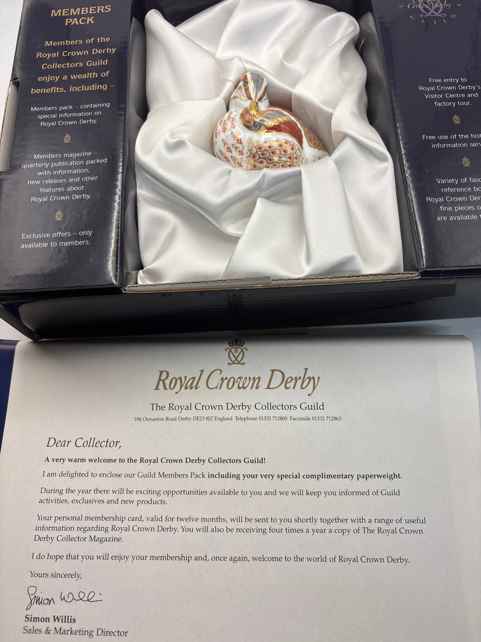 Members Pack Collectors Guild ‘Teal Duckling’2&1/2 inch paperweight Royal Crown Derby: Members Pack “Teal Duckling Collectors Guild 2&1/2 inch paperweight Royal Crown Derby . Gold stopper. With box and COA, beautiful condition. No chips, cracks, etc.