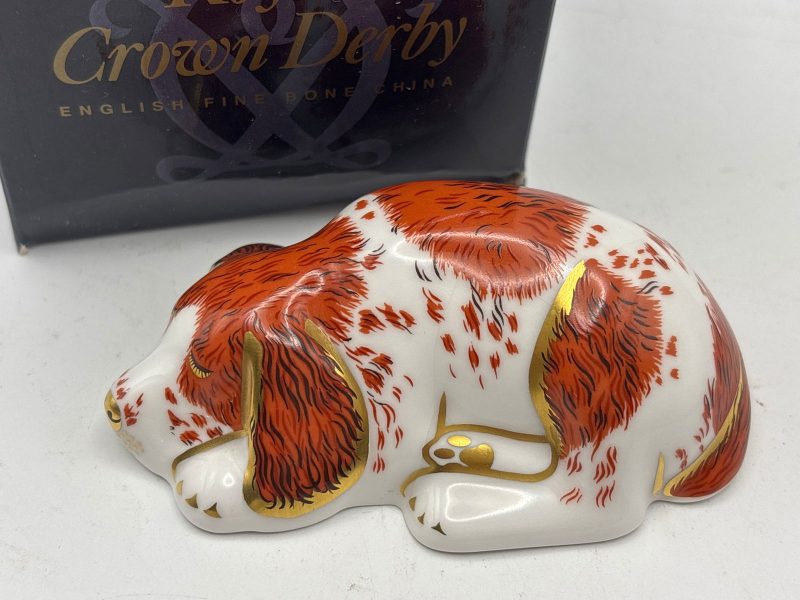 2000Collectors Guild ‘Puppy dog Royal Crown Derby 3&1/2 paperweight: 2000 Collectors Guild “puppy” Royal Crown Derby 3&1/2 inch paperweight, gold stopper, with box.Very good condition. No chips, cracks, etc.