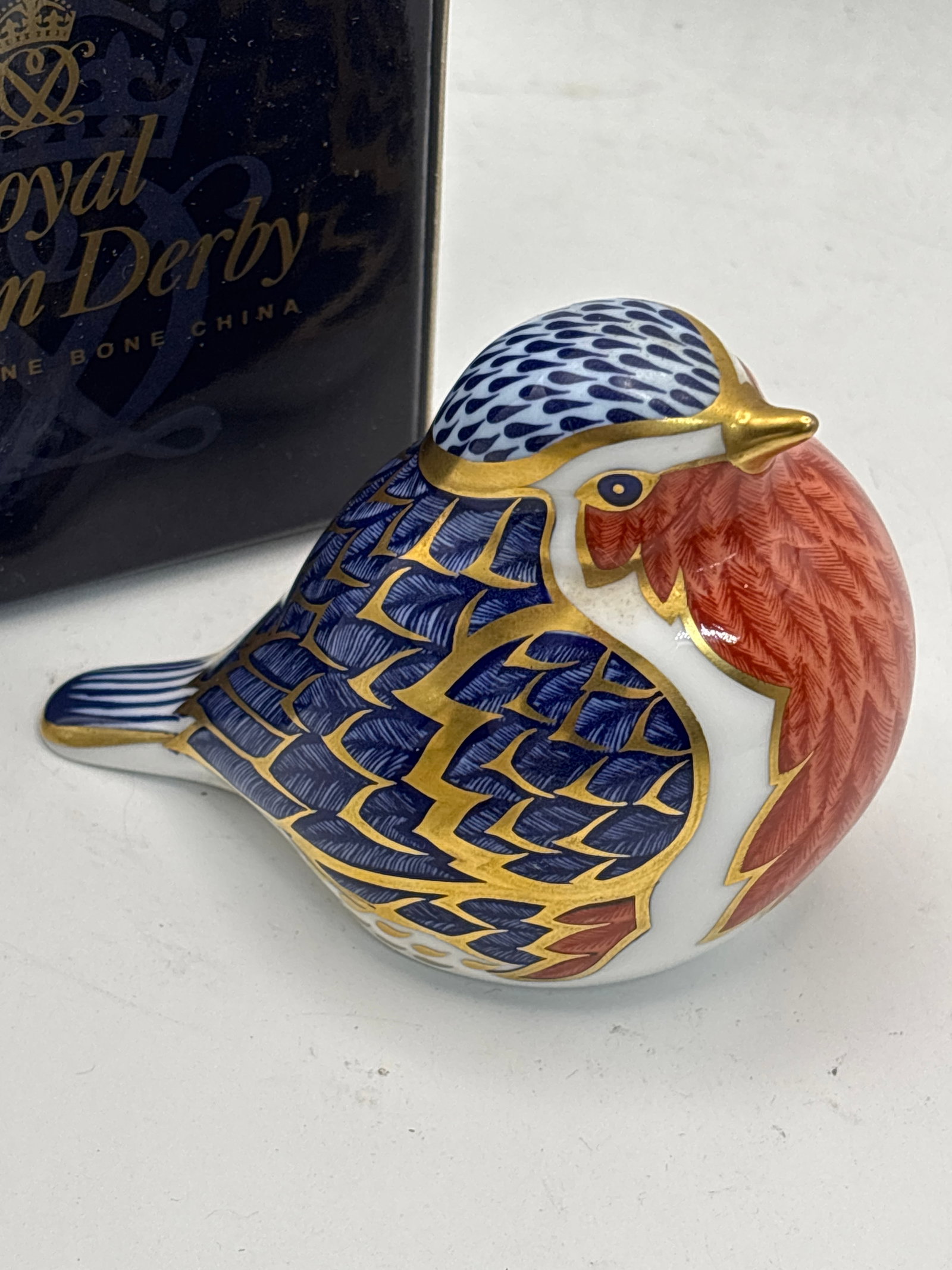 Robin bird form Royal Crown Derby 2&1/2 inch paperweight: Robin Royal Crown Derby 2&1/2 inch paperweight, gold stopper. With box. Excellent condition