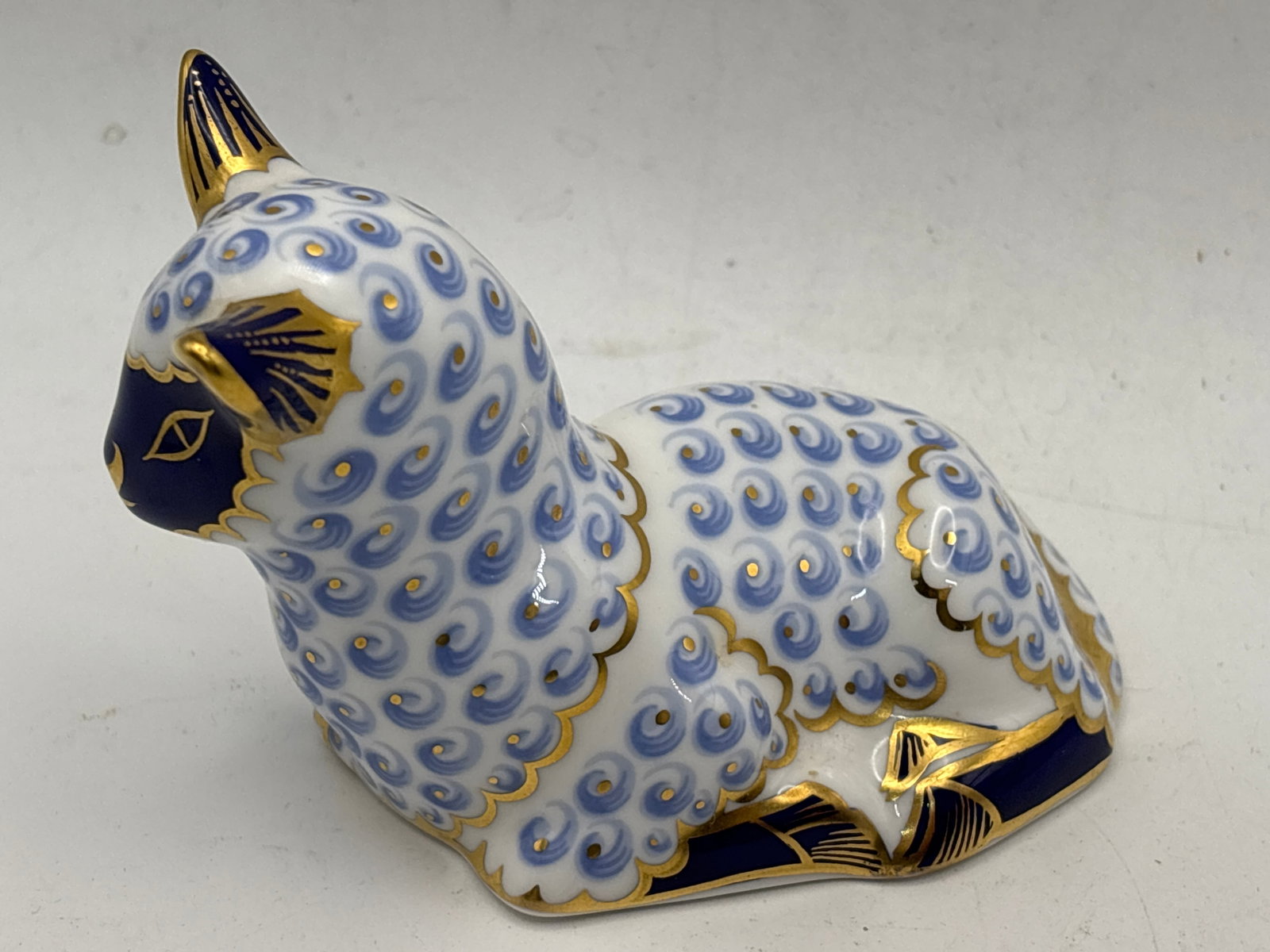 Derby Lamb form Royal Crown Derby 2&1/2 inch paperweight: Derby Lamb Royal Crown Derby 2&1/2 inch paperweight, gold stopper. No box. Excellent condition