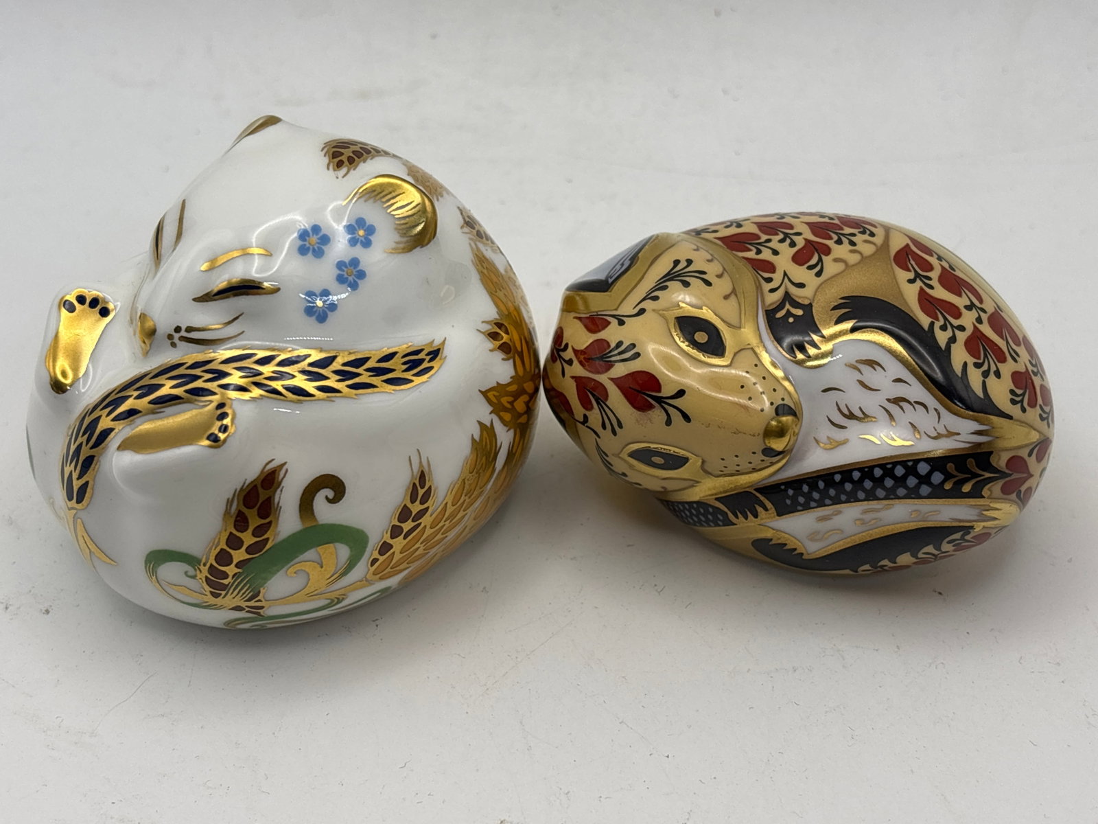 Country mouse & Sleeping Harvest Dormouse Royal Crown Derby 2&1/2 inch paperweight: Collectors Guild ‘Poppy Mouse’ Royal Crown Derby 2&1/2 inch paperweights, good stoppers. No box. Excellent condition