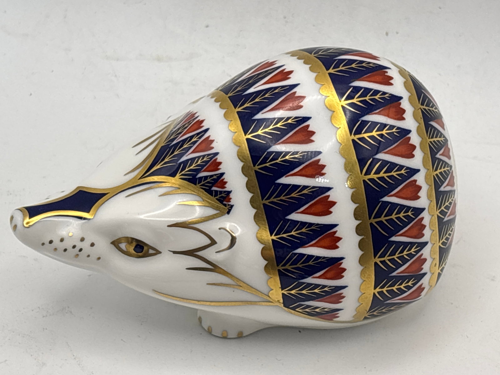 Imari "Primrose" Hedgehog Royal Crown Derby 3&1//2 inch paperweight: "Primrose" Hedgehog Royal Crown Derby 2&1//2 inch paperweight,Gold stopper. No box. Like new