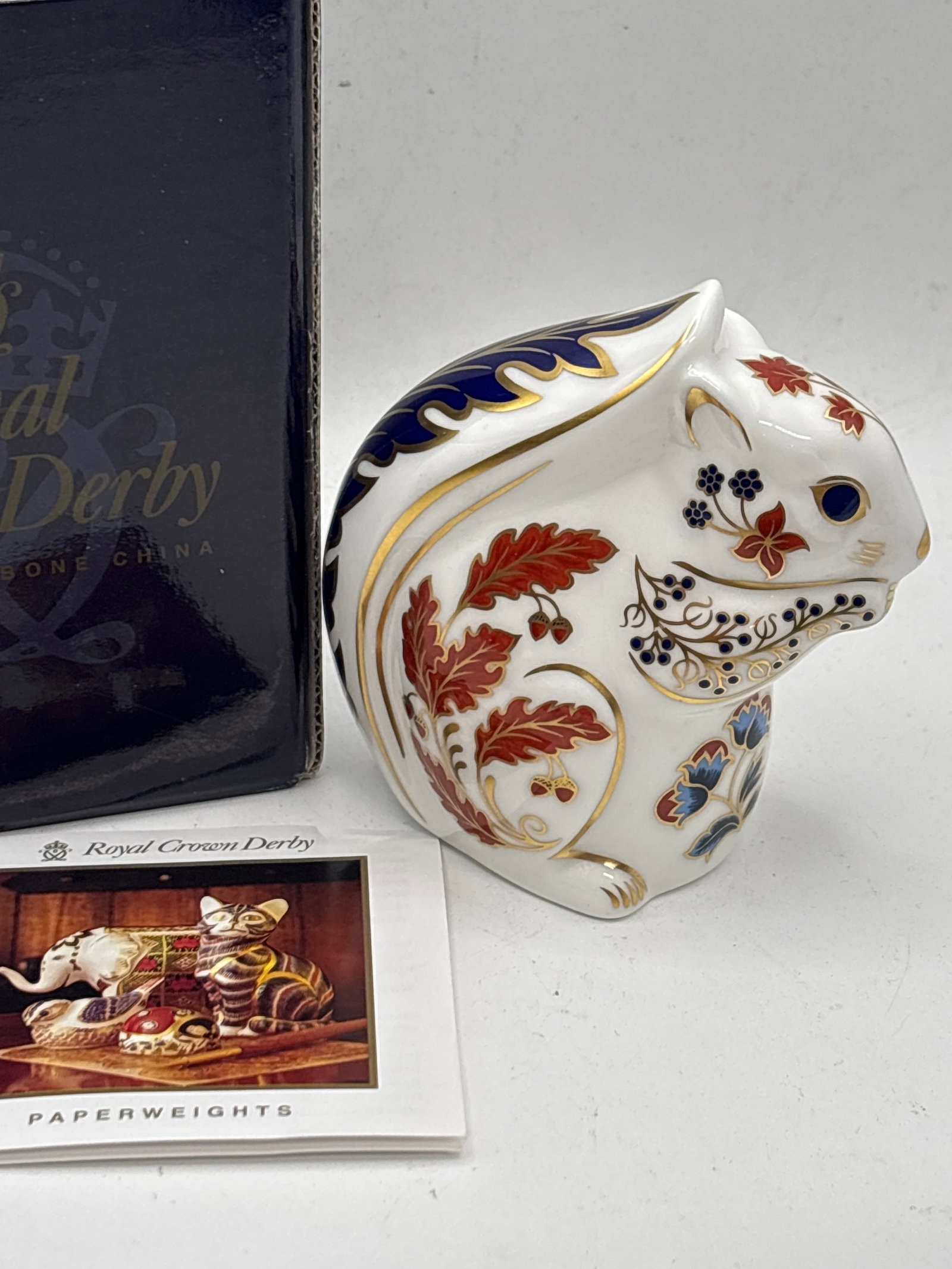 Royal Crown Derby ‘Derby Posies’ Squirrel 3&1/2 inch paperweight: Royal Crown Derby ‘Derby Posies’ Squirrel 3&1/2 inch paperweight . With box and gold stopper. Like new cindition