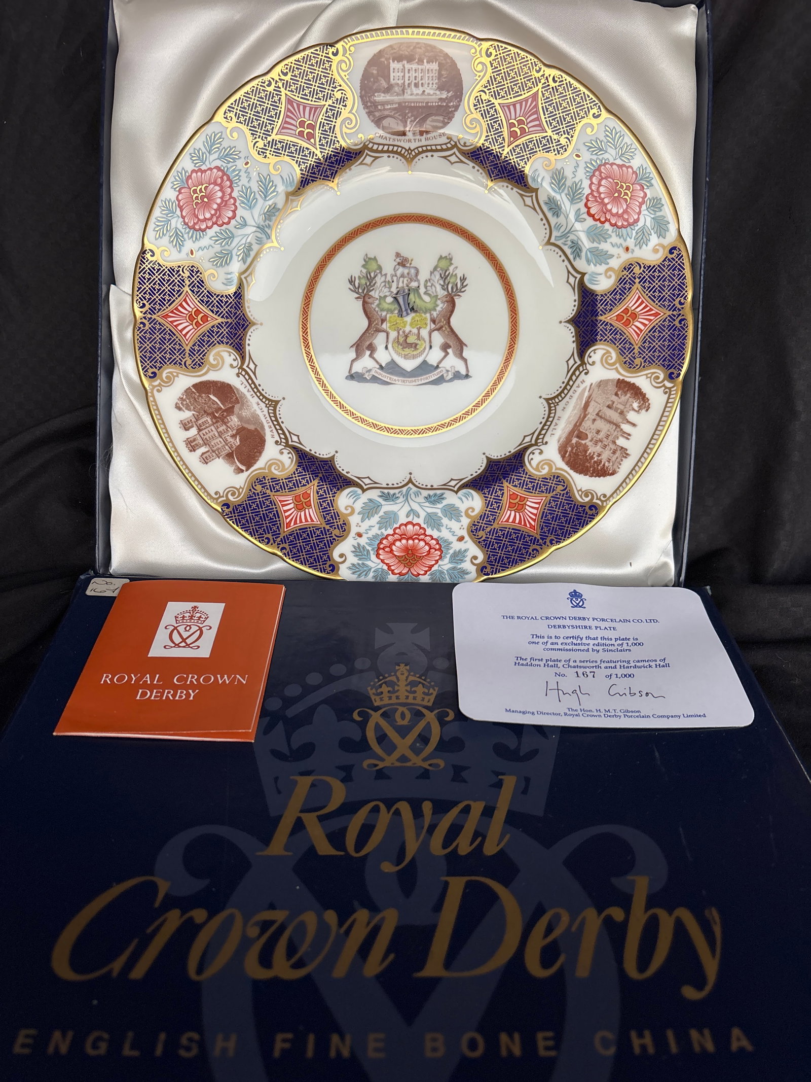 1997 limited Edition Sinclairs ‘Derbyshire’ Royal Crown Derby 10&1/4 plate: 1997 limited Edition Sinclairs ‘Derbyshire’ Royal Crown Derby 10&1/4 plate. In original silk lined fitted box with certificate of authenticity. White glazed body with central heraldic device, coba