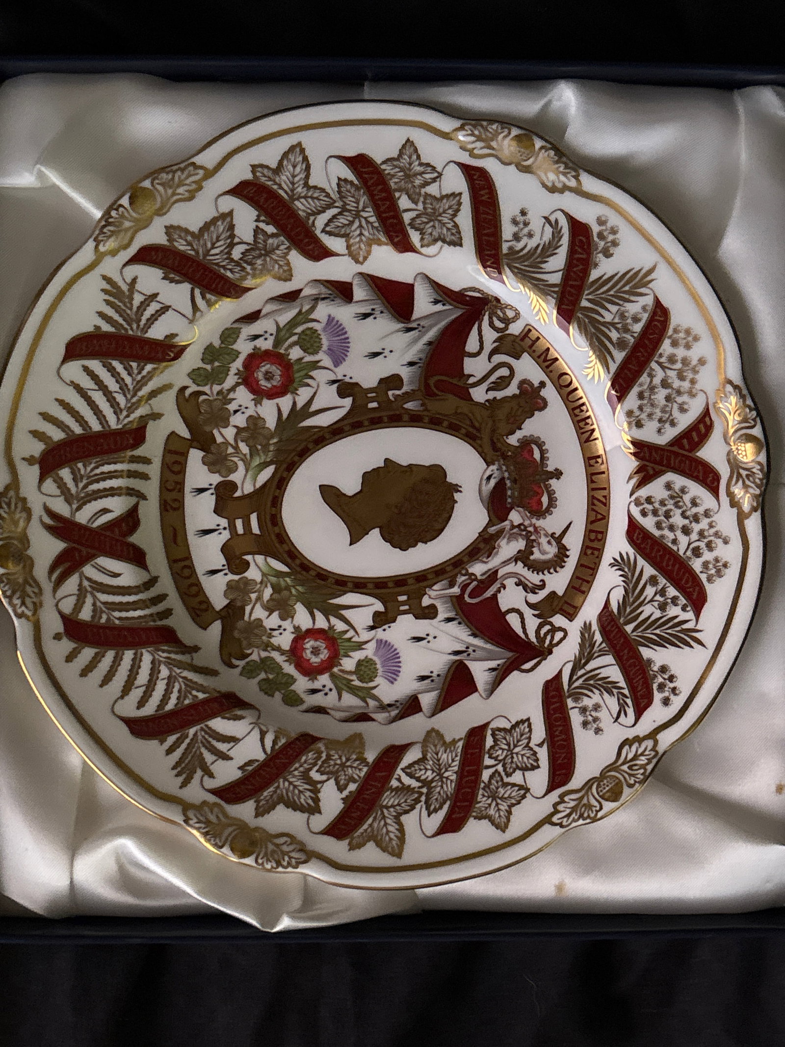 Govier’s limited Edition Queen Elizabeth 40th Crown Derby 9&1/2 plate: Govier’s limited Edition Queen Elizabeth 40th Crown Derby 9&1/2 plate. Original silk lined box. White glazed body with central portrait, country banners sides and gold enamel accents.