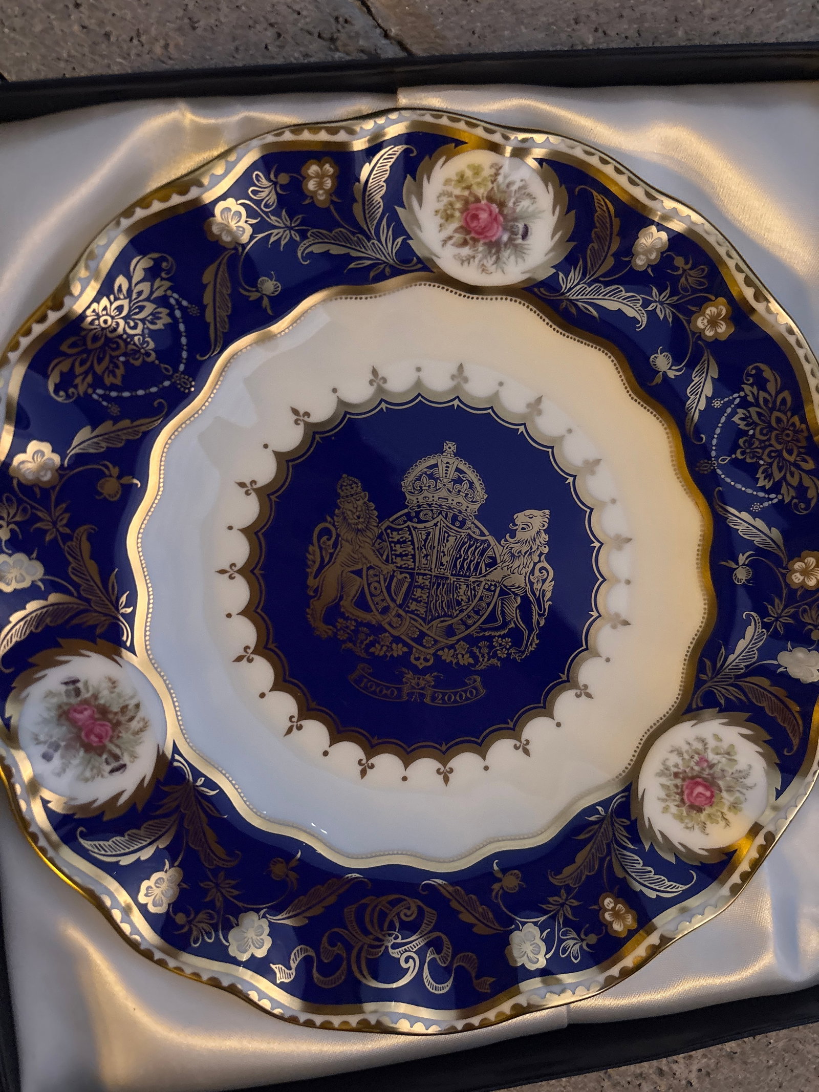 Wavy edge Govier’s limited Edition Queen Elizabeth birth Royal Crown Derby 10&1/4 plate: Govier’s limited Edition Queen Elizabeth birth Royal Crown Derby 10&1/4 plate. Original silk lined box and certificate of authenticity..White glazed body with central heraldic device , cobalt sides 