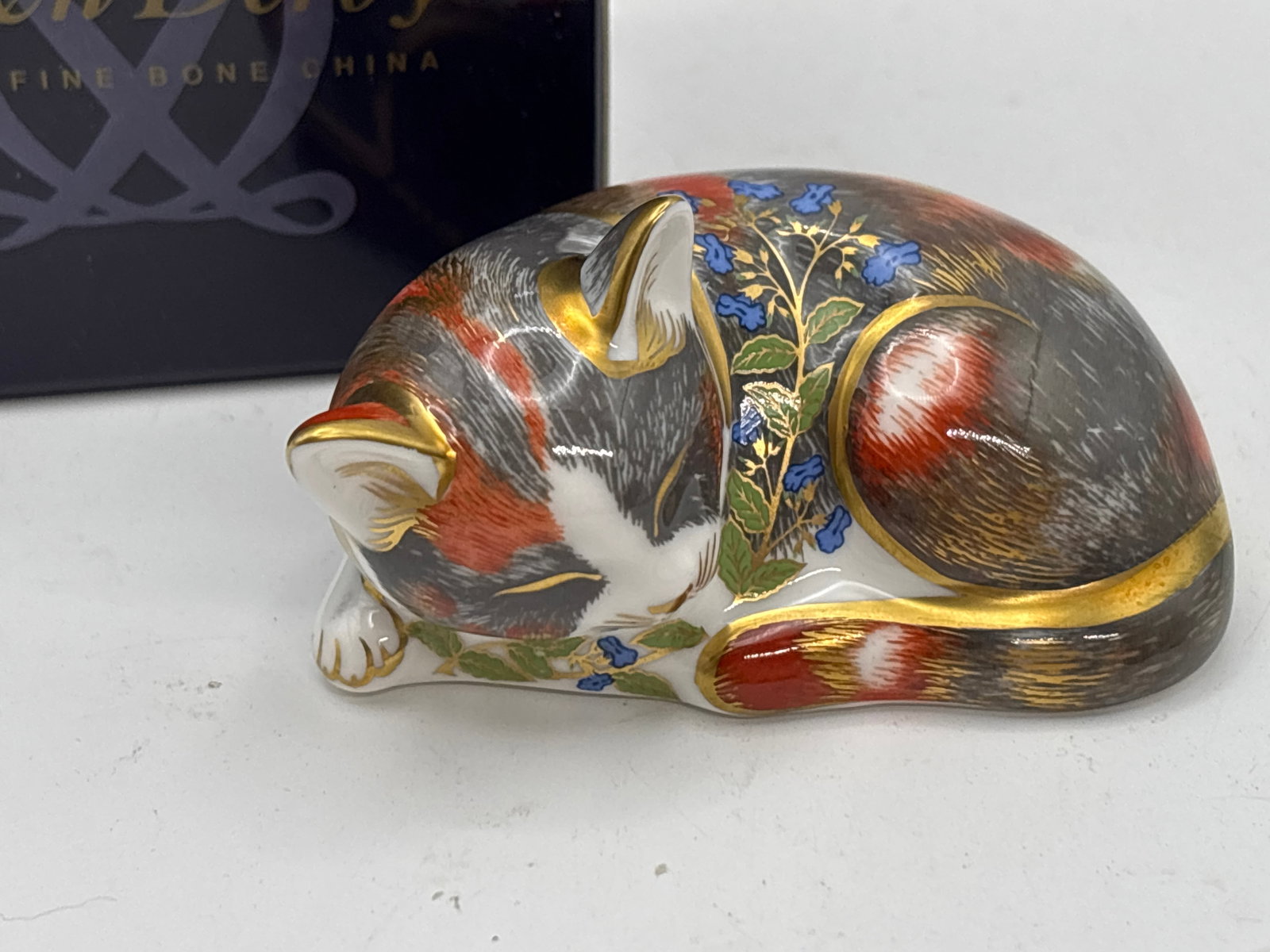 1997 collectors Guild ‘Catnip Kitten’ Royal Crown Derby 3 inch paperweight: 1997 collectors Guild ‘Catnip Kitten’ Royal Crown Derby 3 inch paperweight . This has original box and a silver stopper.