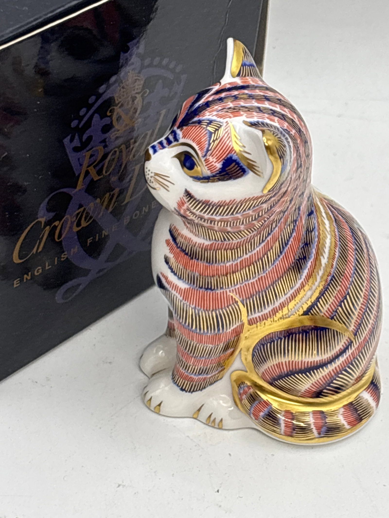 Sitting KittenImari Royal Crown Derby 3&1/2inch paperweight: Sitting Kitten Imari Royal Crown Derby 3&1/2inch paperweight.Gold stopper and Original box.good with no issues
