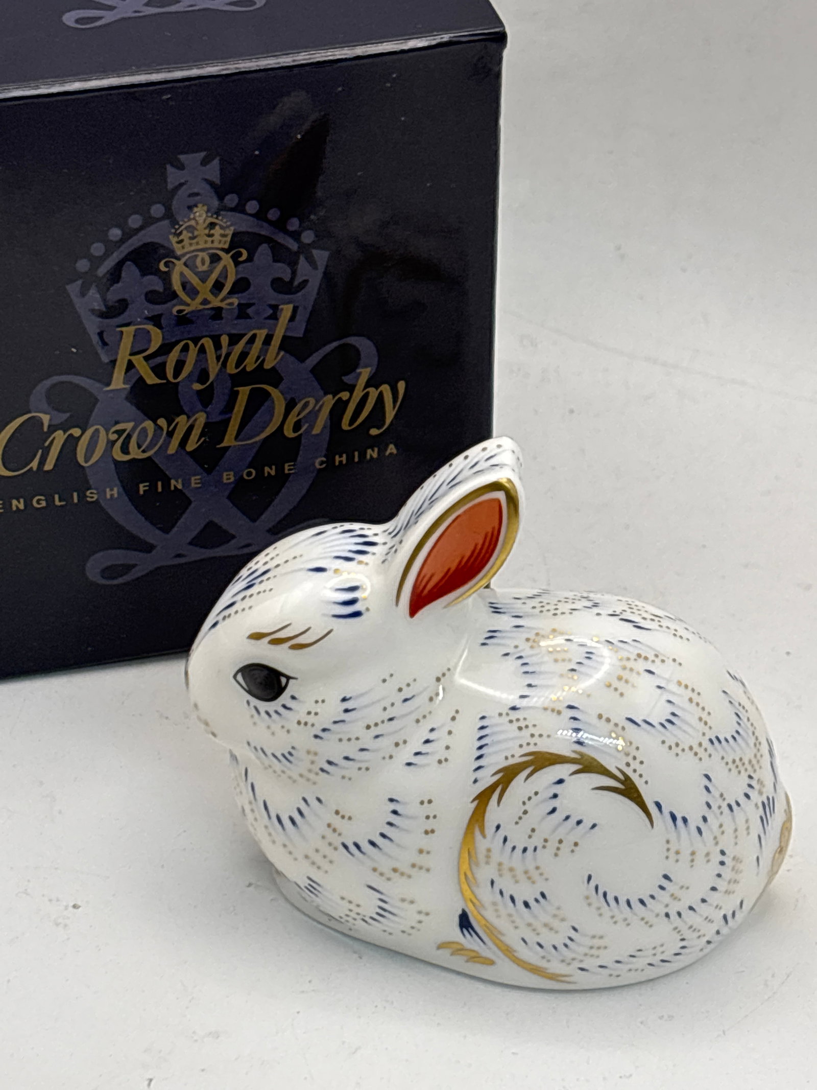 Collectors Guild ‘Bunny’ Royal Crown Derby 3 inch paperweight: Collectors Guild ‘Bunny’ Royal Crown Derby 3 inch paperweight . With box. Gold stopperVery good condition.