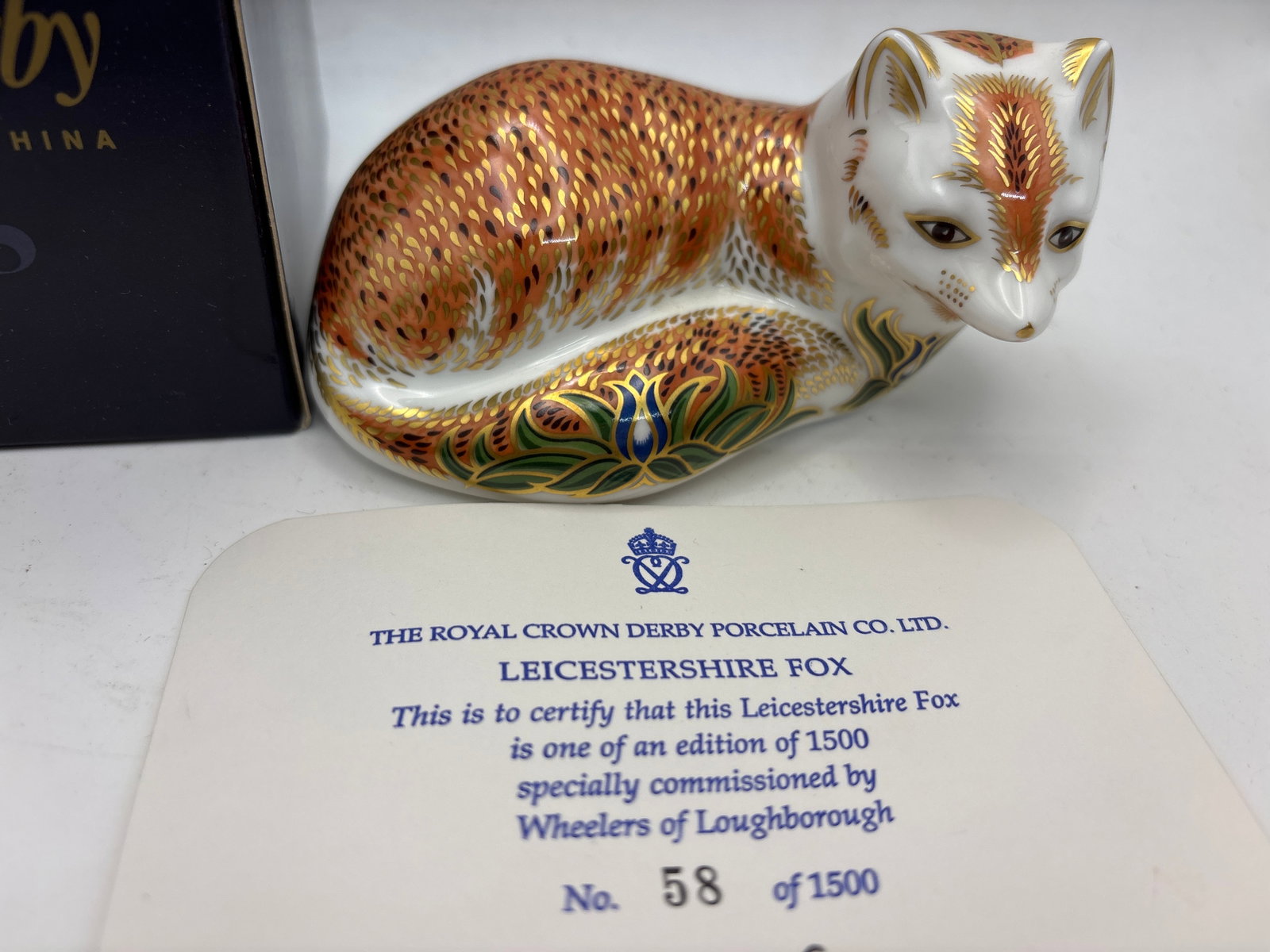 Rare Artist signed 1999 special edition Leicestershire Fox Royal Crown Derby 4 inch paperweight: Rare Artist signed 1999 special edition Leicestershire Fox Royal Crown Derby 4 inch paperweight.Gold stopper and with box. good condition.