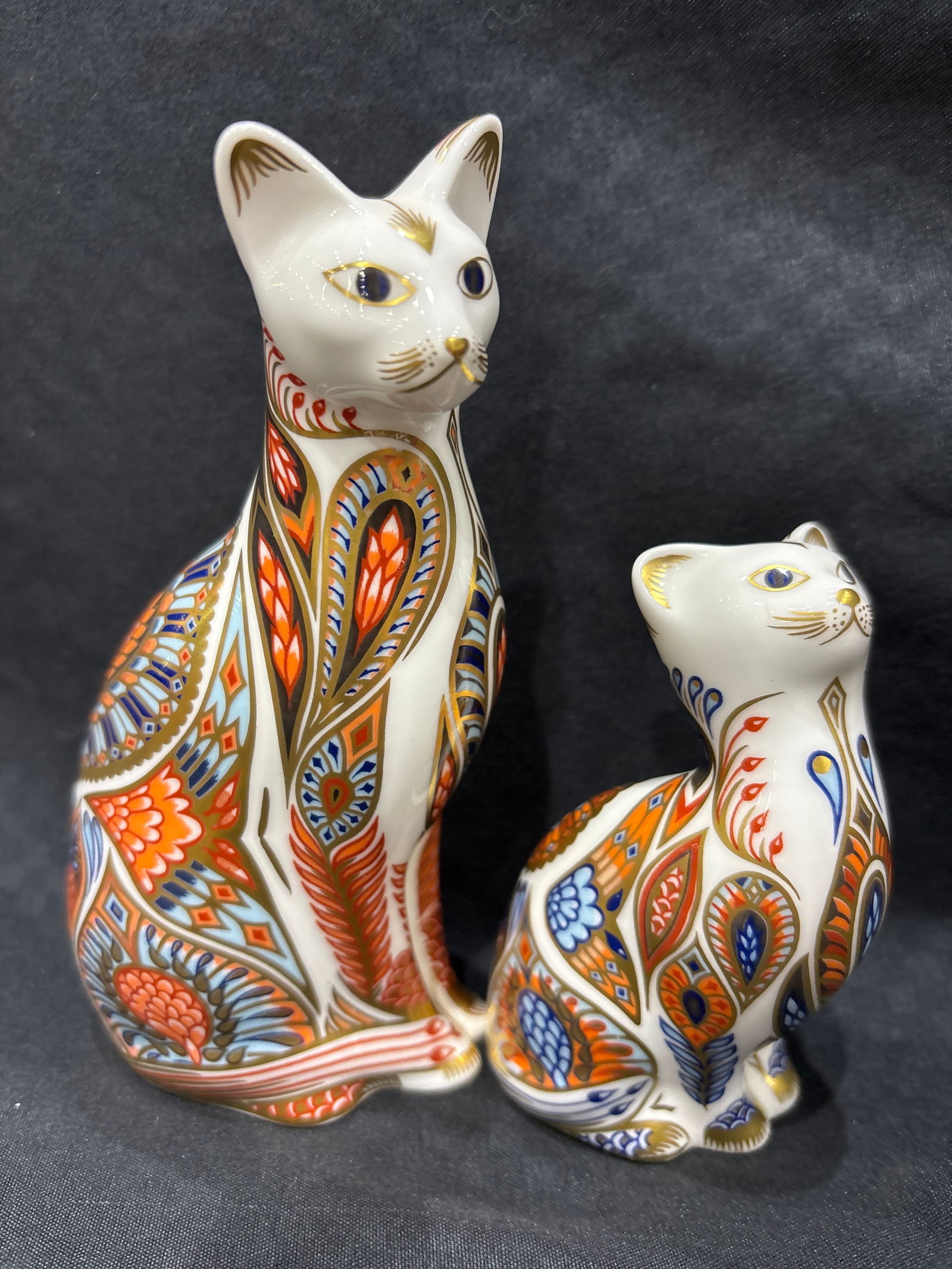 Imari Siamese Cat & Kitten Royal Crown Derby paperweights: Imari Siamese Cat and Kitten Royal Crown Derby 3 and 5 inch paperweights. Gold stopper. No box. Very good condition