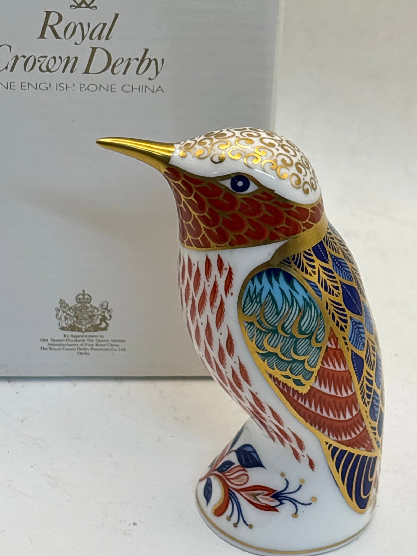 Hummingbird design Royal Crown Derby 4 inch paperweight statue: Hummingbird design Royal Crown Derby 4 inch paperweight statue. Silver stopper. Original white box. Very good condition