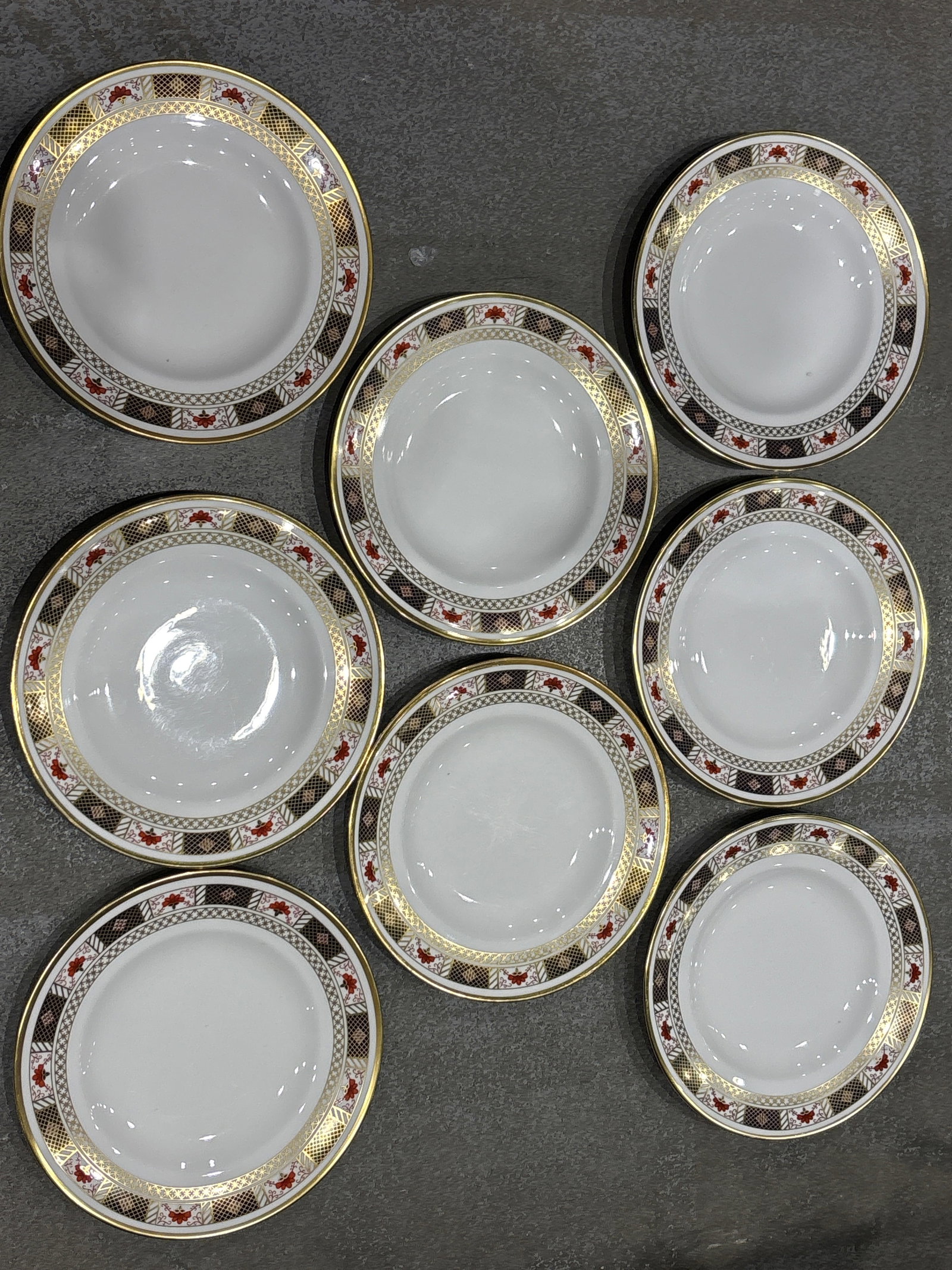 Beautiful Set of eight ‘Derby Border’ Royal Crown Derby 10&1/2 inch plates: Beautiful Set of eight ‘Derby Border’ Royal Crown Derby 10&1/2 inch plates. Very good condition with no chips, cracks, etc.
