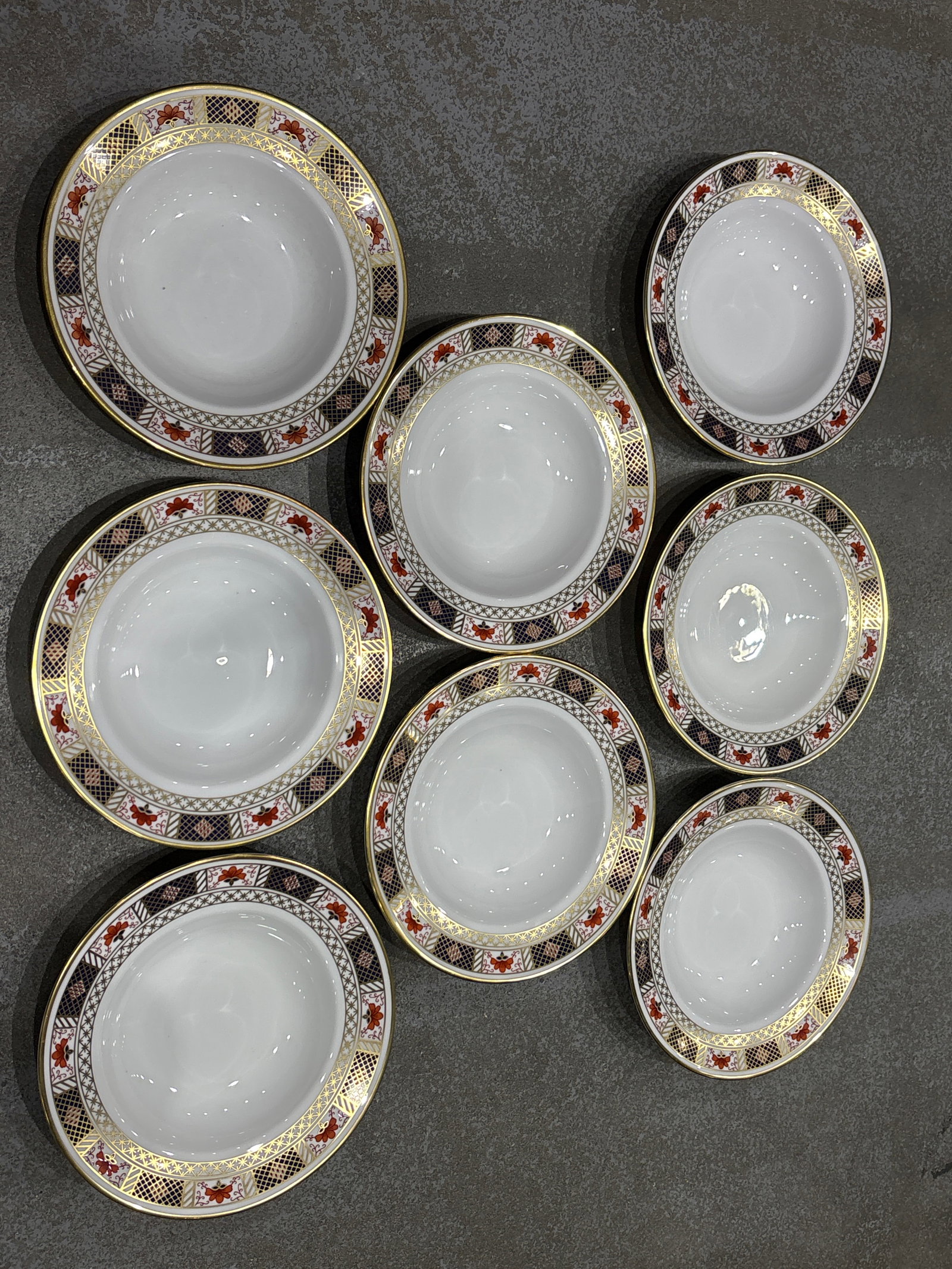 Beautiful Set of eight ‘Derby Border’ Royal Crown Derby 8 inch bowls: Beautiful Set of eight ‘Derby Border’ Royal Crown Derby 8 inch bowls. Very good condition with no chips, cracks, etc.