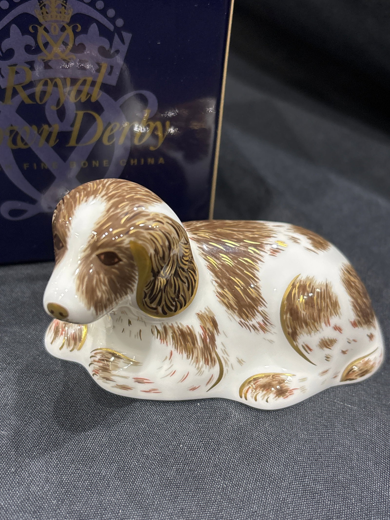2006 Collectors Guild exclusive ‘Scruff’ dog Royal Crown Derby 3&1/2 inch paperweight: 2006 Collectors Guild exclusive ‘Scruff’ dog Royal Crown Derby 3&1/2 inch paperweight. Gold stopper. With box. Like new