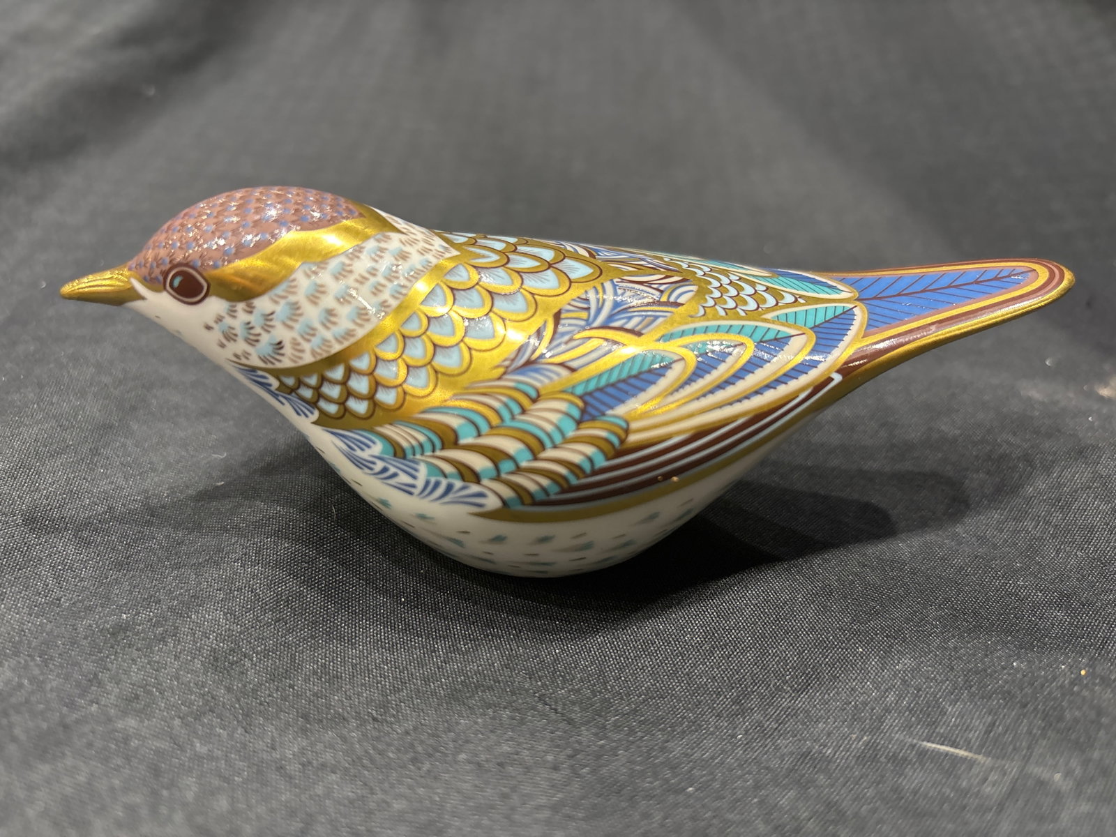Blackcap Warbler bird Royal Crown Derby 3&1/2 inch paperweight: Blackcap Warbler bird Royal Crown Derby 3&1/2 inch paperweight. with silver, no box.Very good condition with no chips, cracks, etc