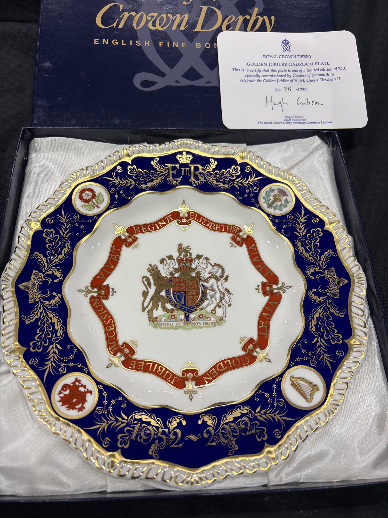 Gorgeous Golden Jubilee Gadroon edge Queen Elizabeth Royal Crown Derby 8&1/2inch plate: Gorgeous Golden Jubilee Gadroon edge Queen Elizabeth Royal Crown Derby 8&1/2inch plate. with original fitted box. Very good condition with no chips, cracks, etc. the white box has wear.