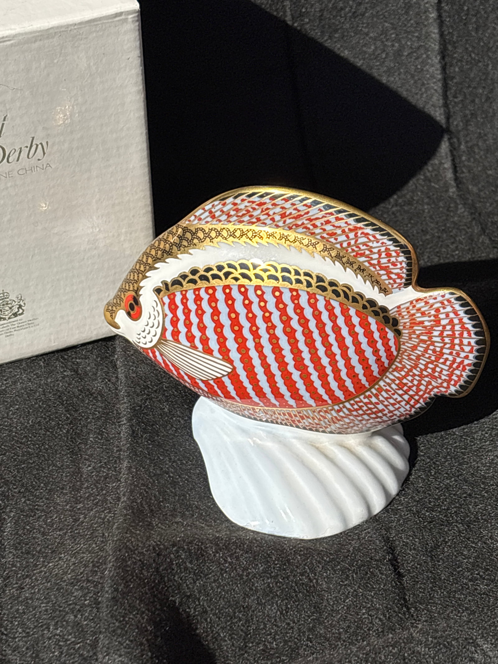 1989 Tropical Fish ‘Gourami’ Royal Crown Derby 5&1/2 inch paperweight: 1989 Tropical Fish ‘Gourami’ Royal Crown Derby 5&1/2 inch paperweight. White box. Silver stoppers. in excellent condition