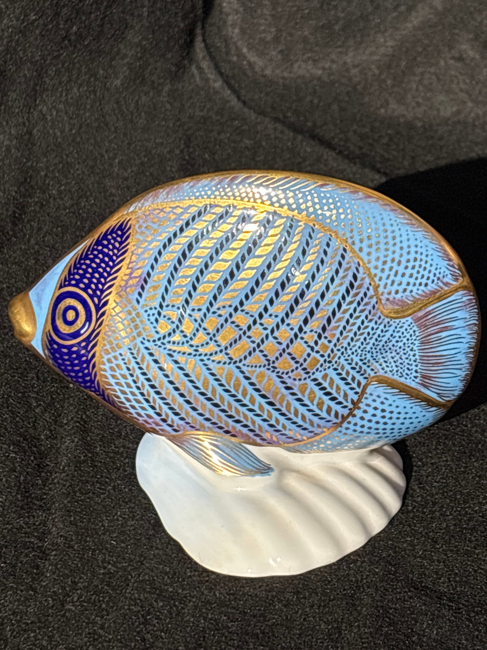 1991 Tropical Fish ‘Chevroned Butterfly Fish’Royal Crown Derby5&1/2 paperweight: 1991 Tropical Fish ‘Chevroned Butterfly Fish’Royal Crown Derby5&1/2 paperweight . Silver stopper. No box. In very good condition.