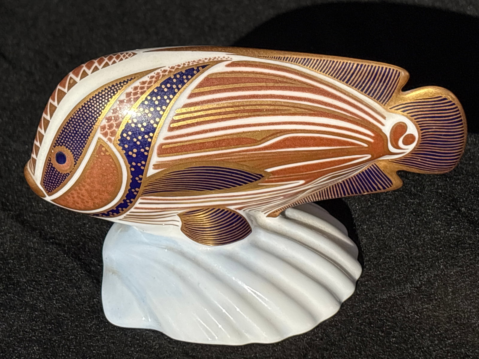 1989 Tropical Fish ‘Sweetlips’ Royal Crown Derby 4&1/2 paperweight: 1989 Tropical Fish ‘Sweetlips’ Royal Crown Derby 4&1/2 paperweight . No stopper. No box. In very good condition.