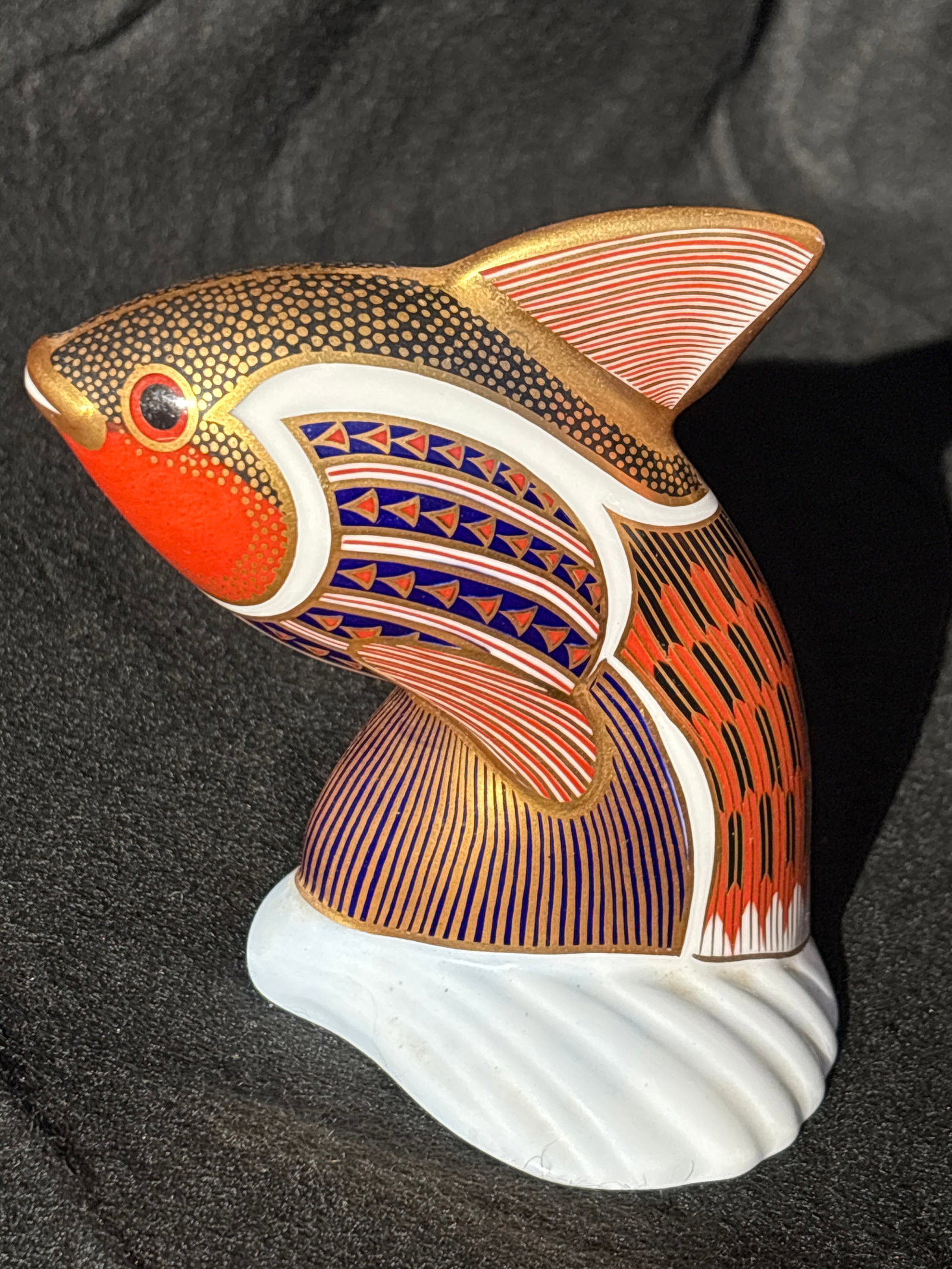 Red1989 Tropical Fish ‘Guppy’ Royal Crown Derby 5 inch paperweight: 1989 Tropical Fish ‘Guppy’ Royal Crown Derby 5 inch paperweight . No stopper. No box. In very good condition. Possibly second.