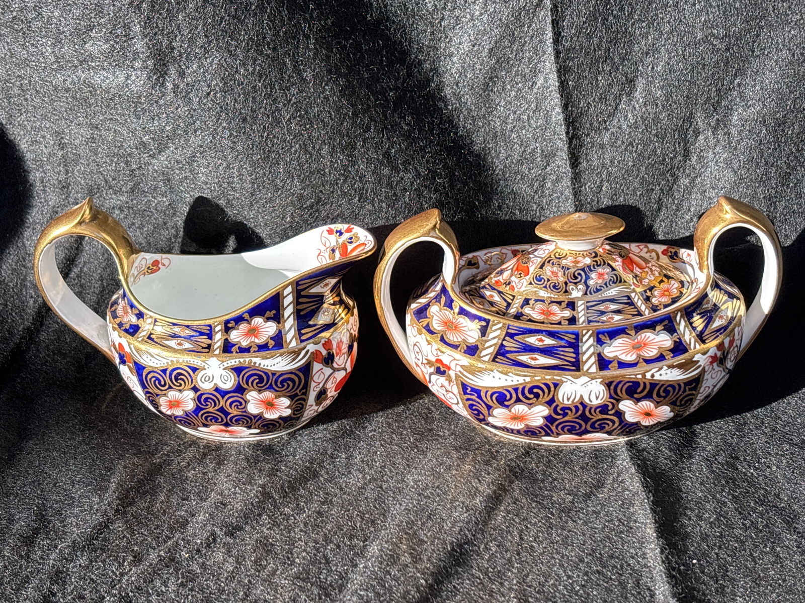Old Imari 2451 pattern Royal Crown Derby covered sugar and creamer (1 of 6)