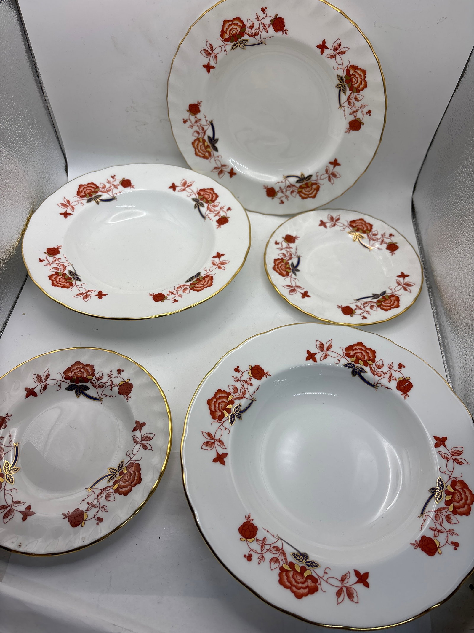 Five piece Bali A.1100 pattern Royal Crown Derby plates & bowls: Five piece Bali A.1100 pattern Royal Crown Derby plates & bowls. Two 8&1/2” rimmed bowls, two 6” side plates and a 8&1/2” plate. good condition.