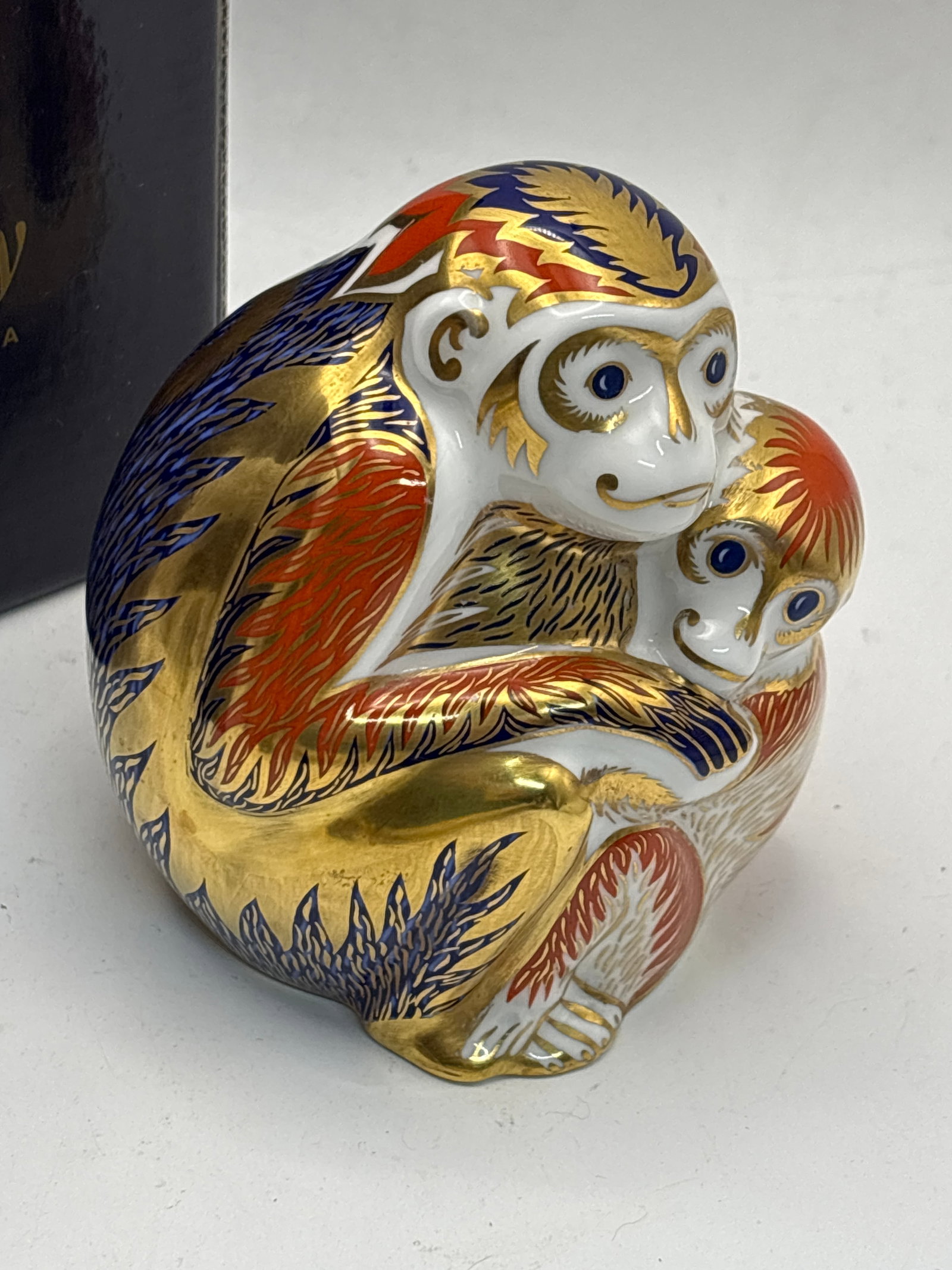 Cute ‘Imari Monkey with baby’ Royal Crown Derby 4 inch paperweight: Cute ‘Imari Monkey with baby’ Royal Crown Derby 4 inch paperweight. Silver stopper. With box. Very good condition. Possibly seconds.