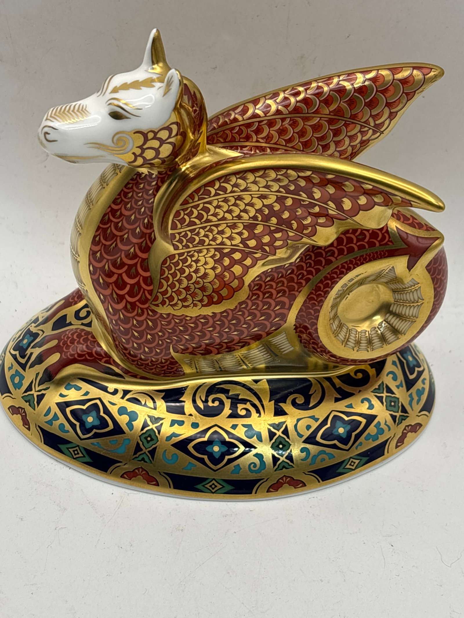 Rare Heraldic Beasts’ Wessex Wyvern’ dragon limited edition Royal Crown Derby 6in paperweight: Rare Heraldic Beasts’ Wessex Wyvern’ dragon limited edition Royal Crown Derby 6in paperweight. Gold stopper. No box. Very good condition. First quality.