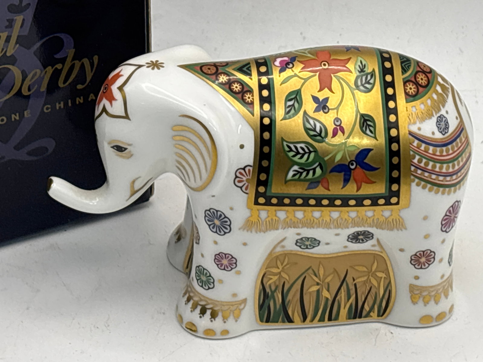 2005 ‘Infant Elephant’ trunk up style Royal Crown Derby 4 inch paperweight: 2005 ‘Infant Elephant’ trunk up style Royal Crown Derby 4 inch paperweight . Gold stopper. With box.Very good condition. First quality.