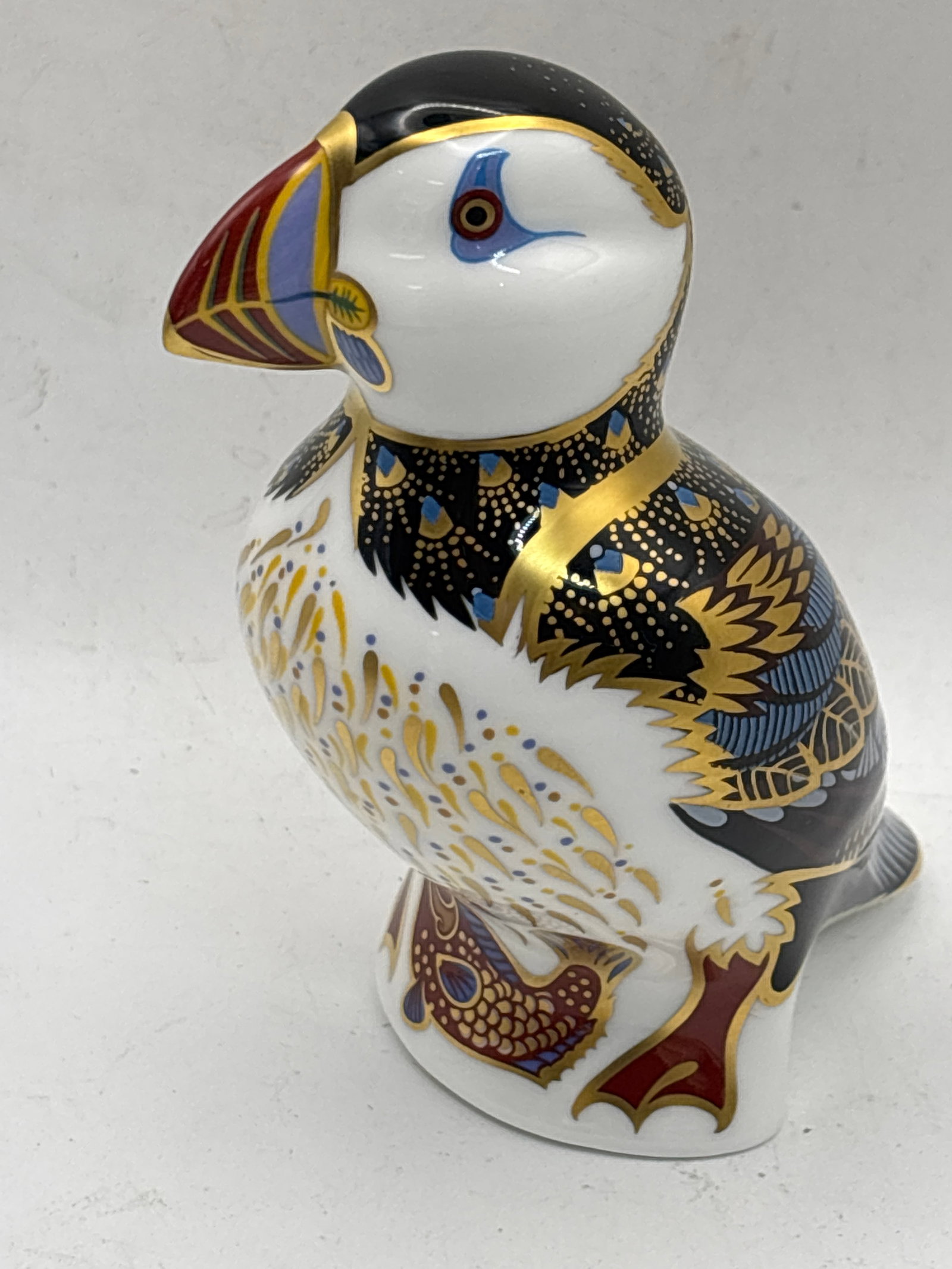 Imari ‘Puffin’ form Royal Crown Derby 4&1/2 inch paperweight statue: Imari “Puffin” Royal Crown Derby 4&1/2 inch paperweight statue. Silver stopper. No box.Very good condition. First quality.