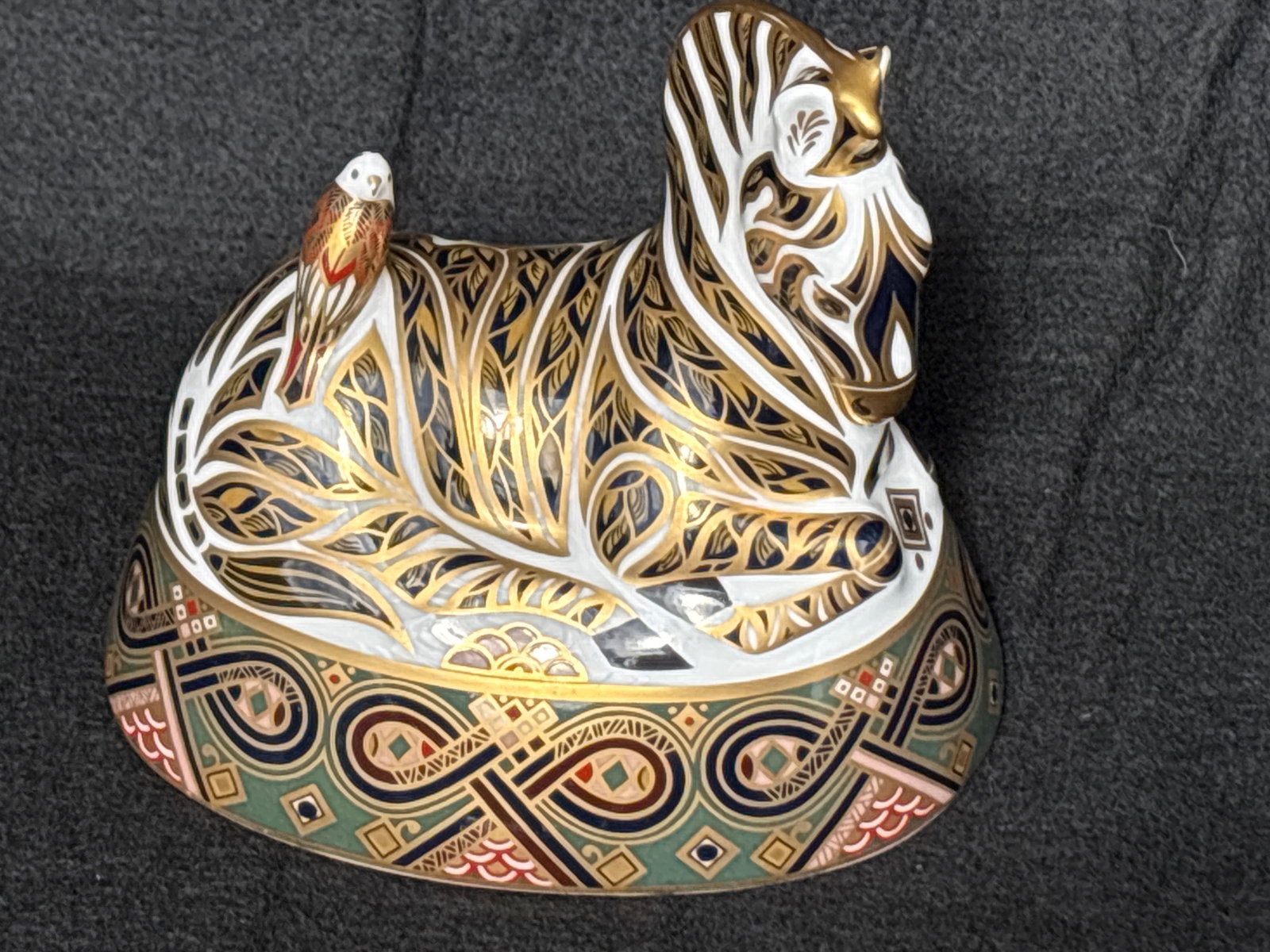 1995Large Imari Zebra for Royal Crown Derby 5&3/4 inch paperweight: Zebra Royal Crown Derby Paperweight. It is 5&3/4 inches by 5 inches high.inches. Silver stopper. No box. Possibly seconds.Very good condition