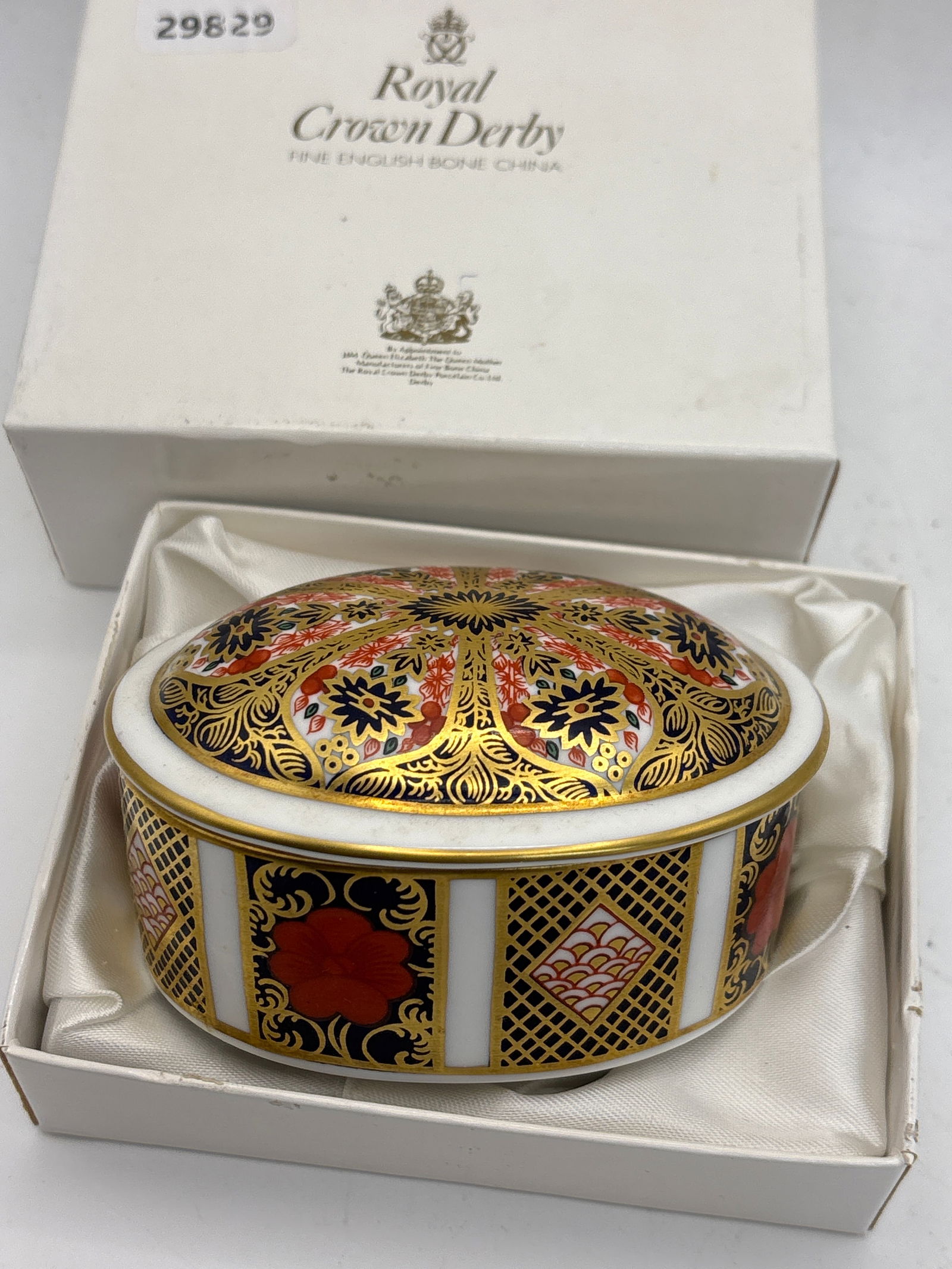 Lovely ‘Old Imari’ 1128 pattern 3&1/2 inch oval covered box Royal Crown Derby England (1 of 7)