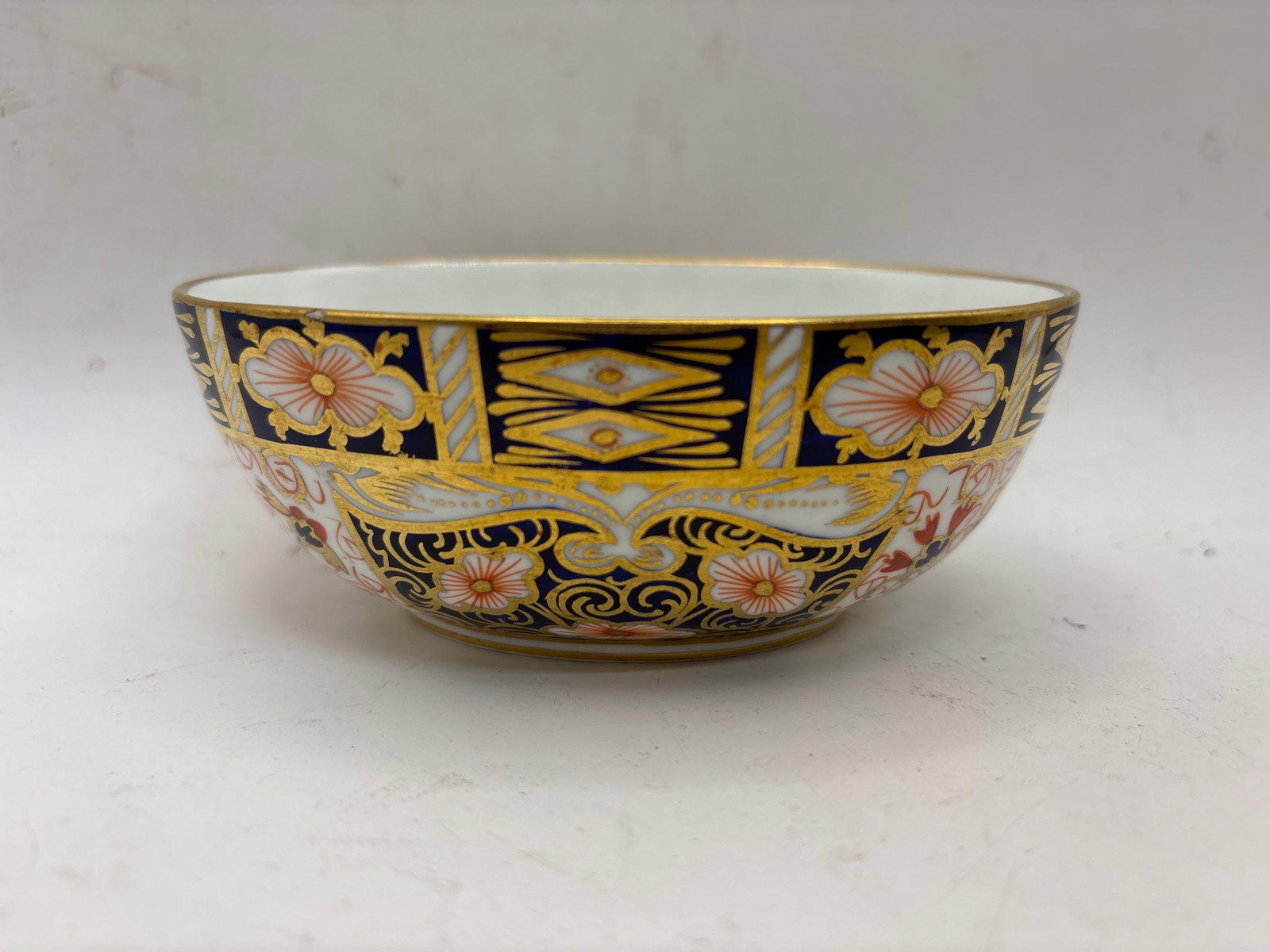 antique ‘Old Imari’ pattern Royal Crown Derby England open sugar bowl: antique ‘Old Imari’ pattern Royal Crown Derby England open sugar bowl. It is is 2&1/2“ high, 4&1/2 long. Very good condition