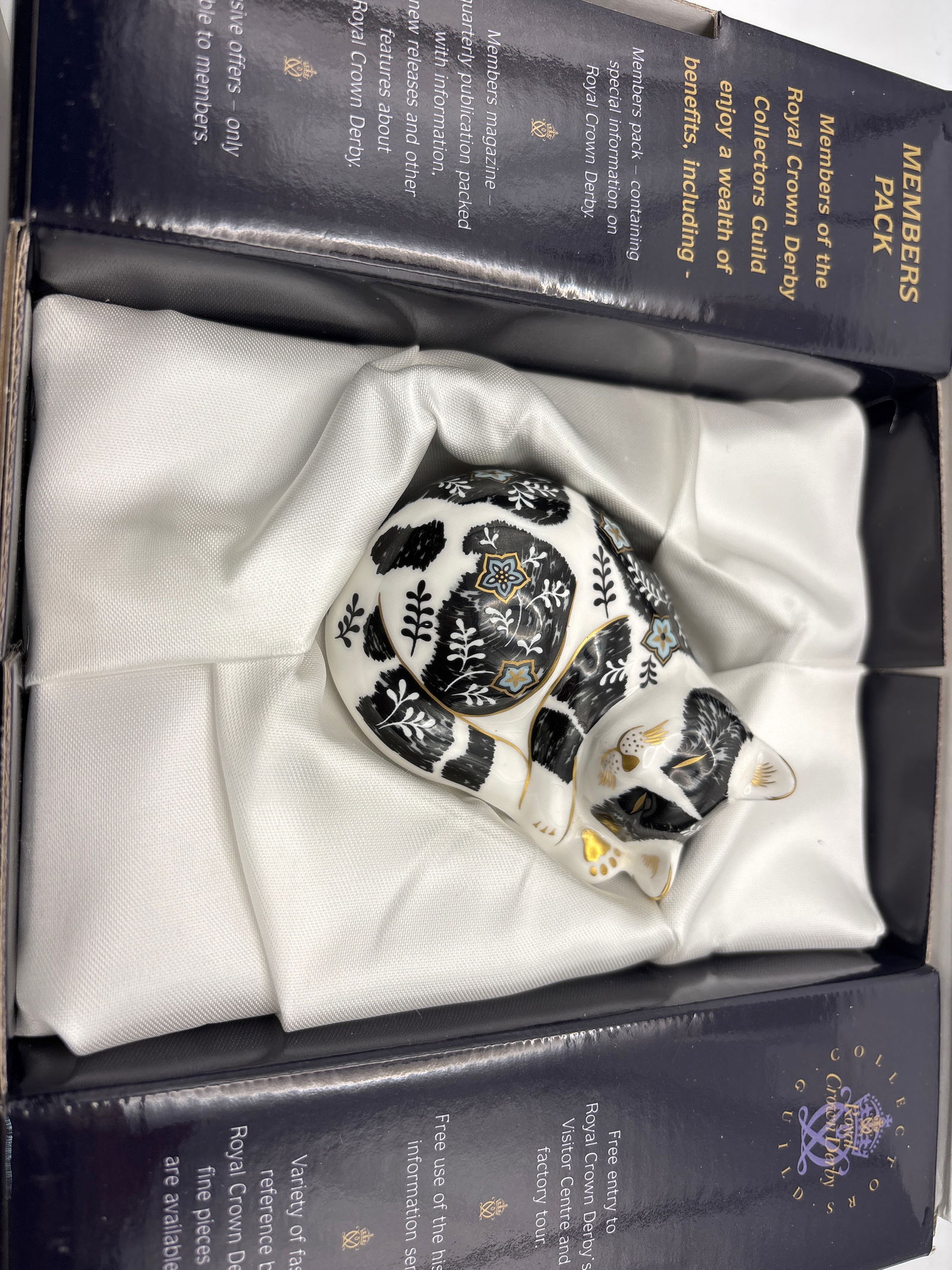 2002 Collectors Guild ‘Misty’ cat Royal Crown Derby 3&1/2inch paperweight (1 of 6)