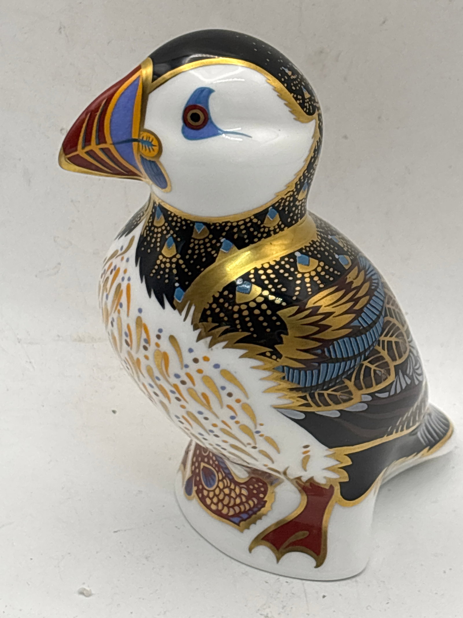 Nice Puffin form Royal Crown Derby England 5 inch paperweight: Puffin form Royal Crown Derby England 5 inch paperweight . No box. Silver Stopper.Very good condition