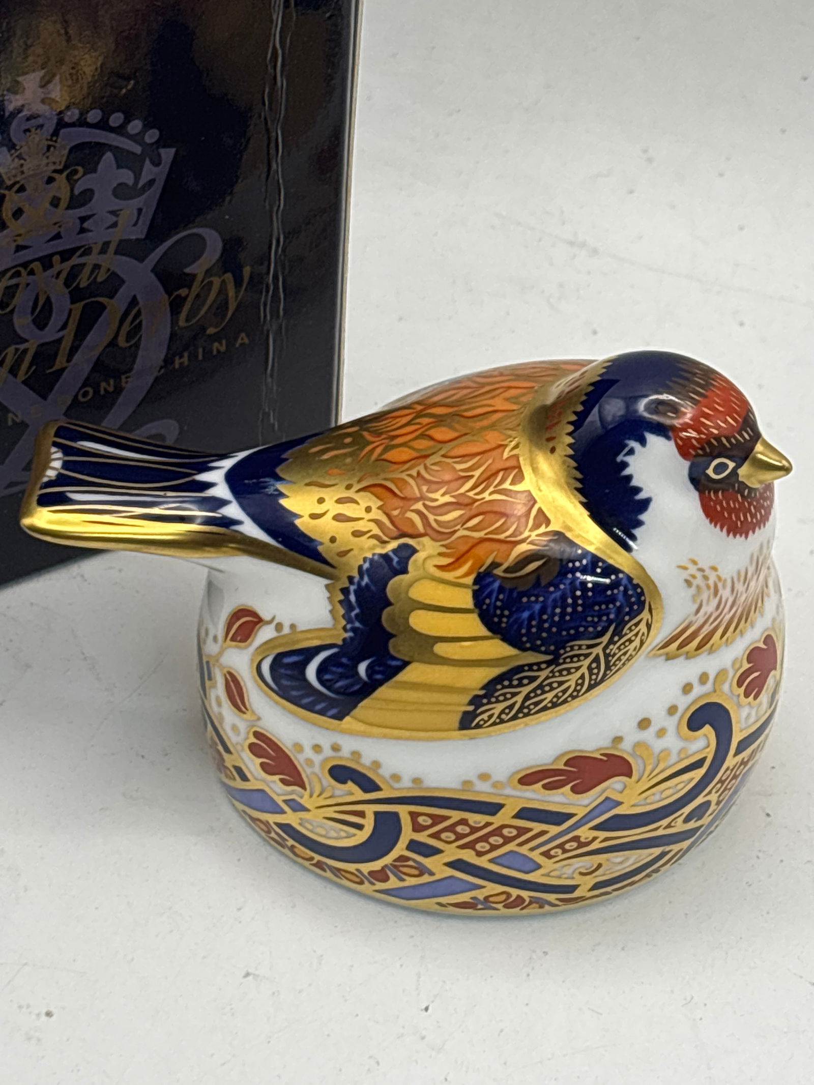 Pretty 1997 Collectors Guild ‘Goldfinch Nesting’ Royal Crown Derby 3inch paperweight: 1997 Collectors Guild ‘Goldfinch Nesting“ Royal Crown Derby 3 inch paperweights. No With box, silver stopper.Very good condition
