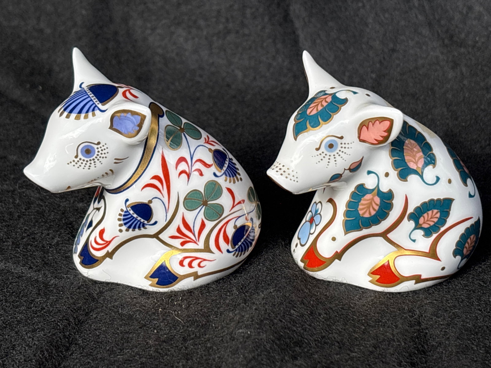 2012 Collectors Guild ’Snuffle’& similar pig Royal Crown Derby 2&1/4 inch paperweights: 2012 Collectors Guild ’Snuffle’& similar pig Royal Crown Derby 2&1/4 inch paperweights.Gold stoppers. No box. Like new