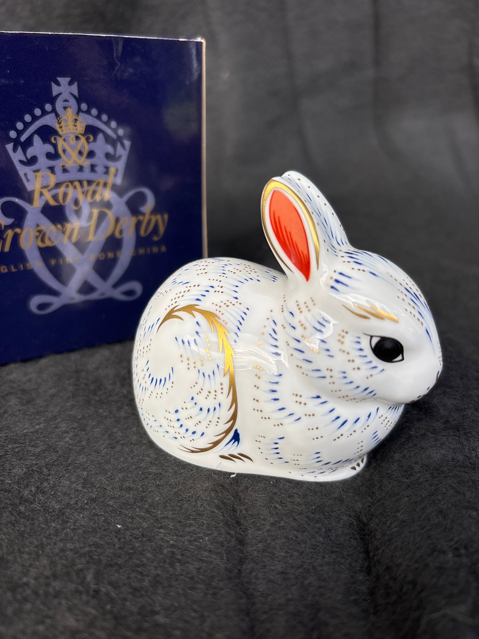 Collectors Guild Exclusive ‘Bunny’ Royal Crown Derby England 3 inch paperweight: Collectors Guild Exclusive ‘Bunny’ Royal Crown Derby England 3 inch paperweight. Gold stopper. With box. Like new